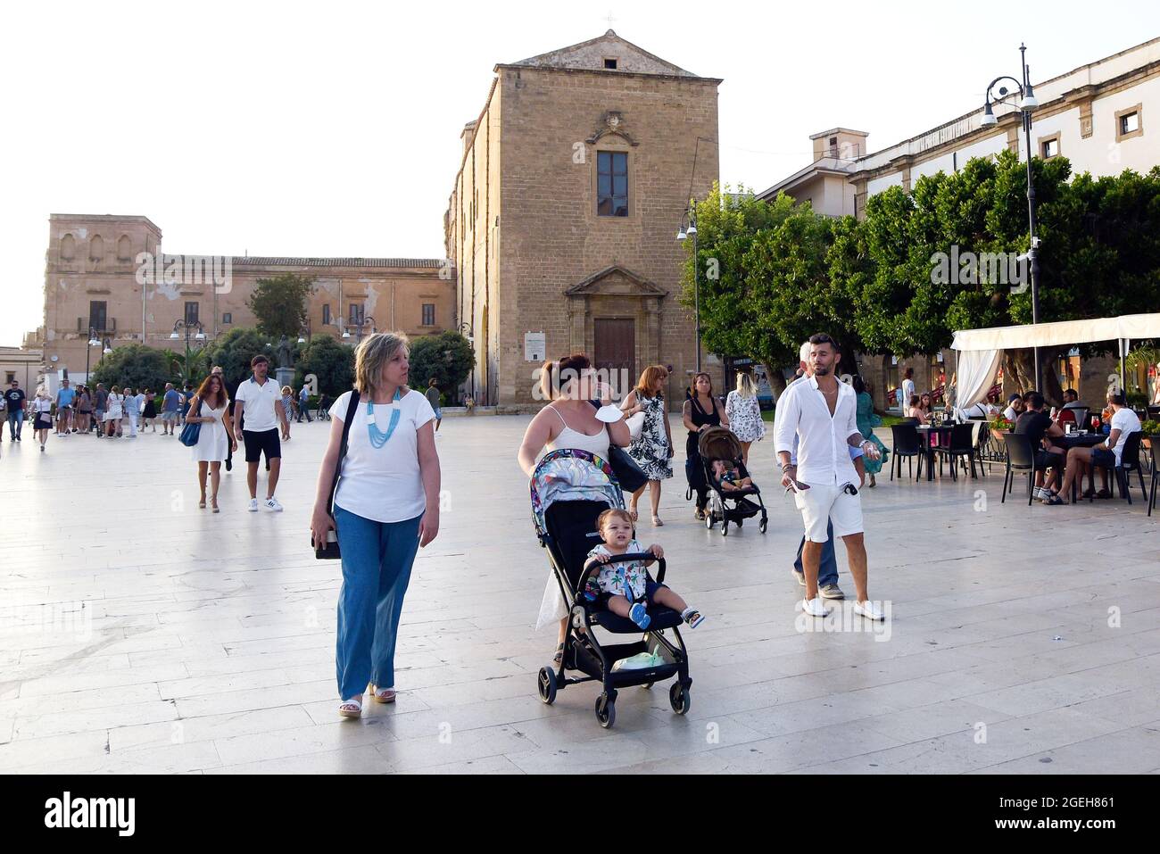 Menschen auf dem Hauptplatz der Piazza 'Angelo Scandaliato' in Sciacca gesehen. In Sizilien sind die Fälle von Coronavirus-Infektionen aufgrund des enormen Zustroms von Touristen und der geringen Anzahl von geimpften Personen gestiegen. Stockfoto