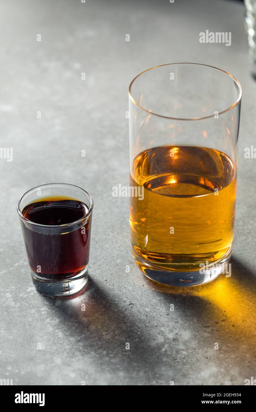Erfrischende Bombenschüsse mit Energy Drink und Liquor Stockfoto