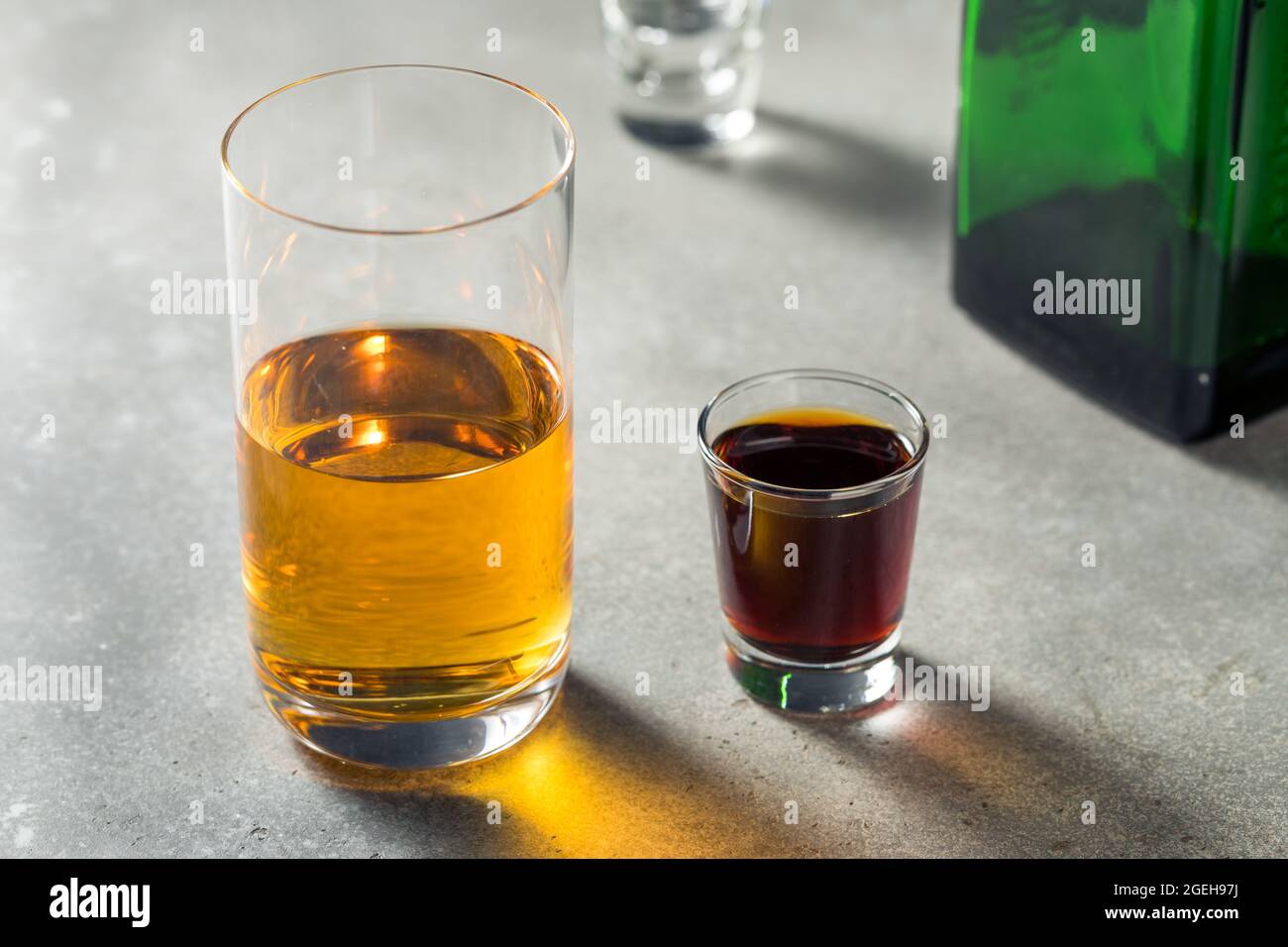 Erfrischende Bombenschüsse mit Energy Drink und Liquor Stockfoto