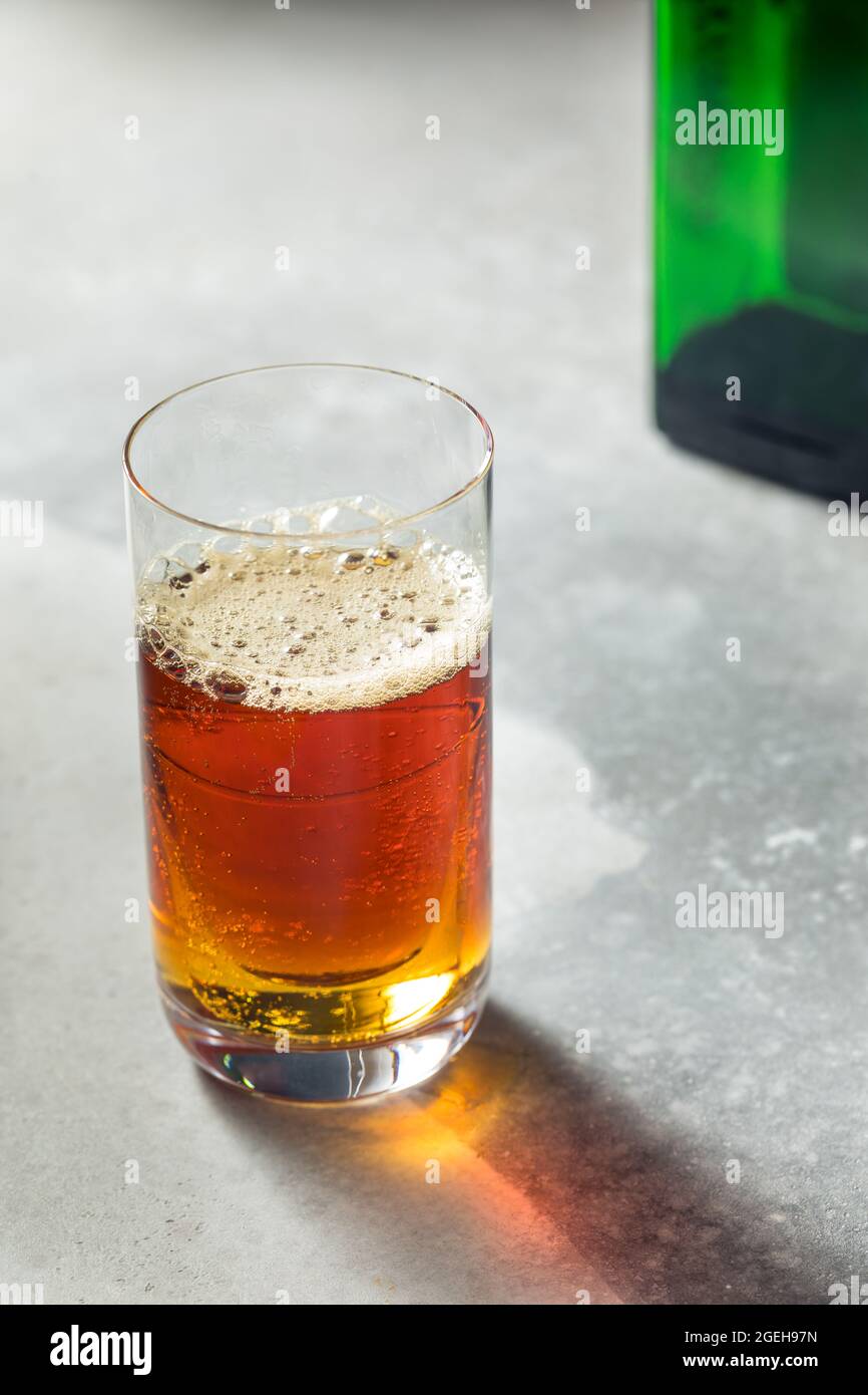 Erfrischende Bombenschüsse mit Energy Drink und Liquor Stockfoto