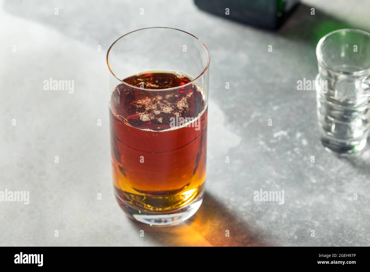 Erfrischende Bombenschüsse mit Energy Drink und Liquor Stockfoto