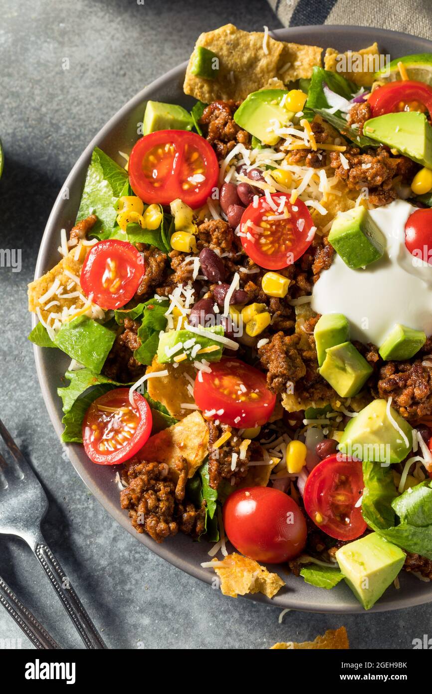 Hausgemachter Taco-Salat mit Avocado-Mais und Tomaten Stockfoto