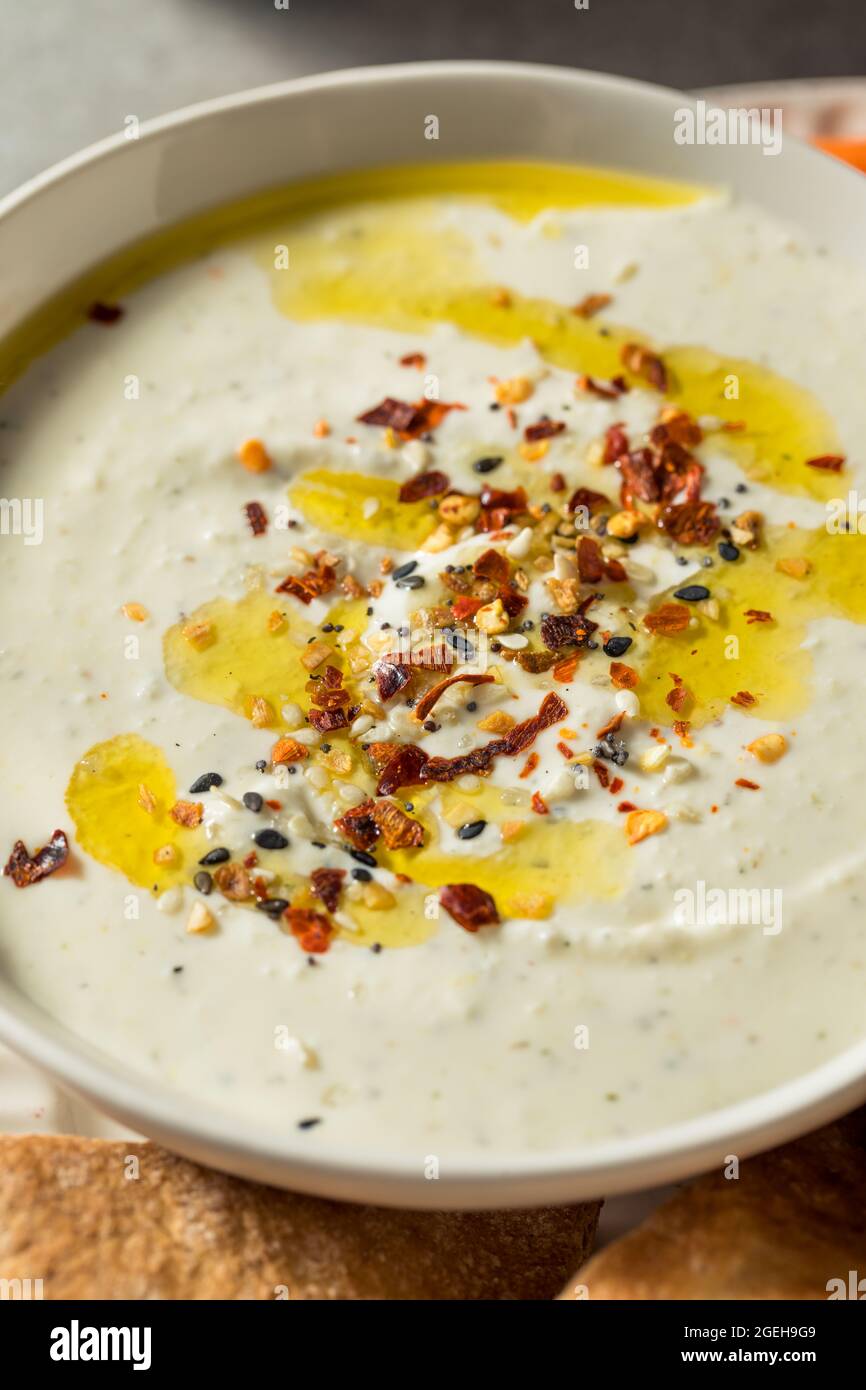 Hausgemachtes griechisches Bio-Joghurt-Labneh-Dip mit Olivenöl Stockfoto