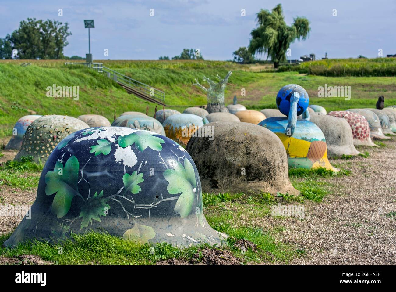 44 Helmdenkmal, das die deutsche Besatzung nach der Schlacht der Silberhelme symbolisiert / Schlacke der Zilveren Helmen, Halen, Limburg, Belgien Stockfoto