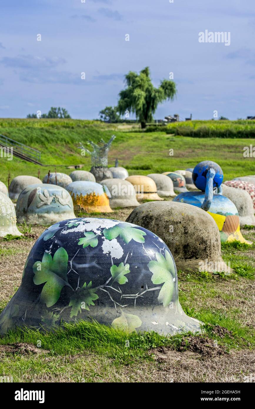 44 Helmdenkmal, das die deutsche Besatzung nach der Schlacht der Silberhelme symbolisiert / Schlacke der Zilveren Helmen, Halen, Limburg, Belgien Stockfoto