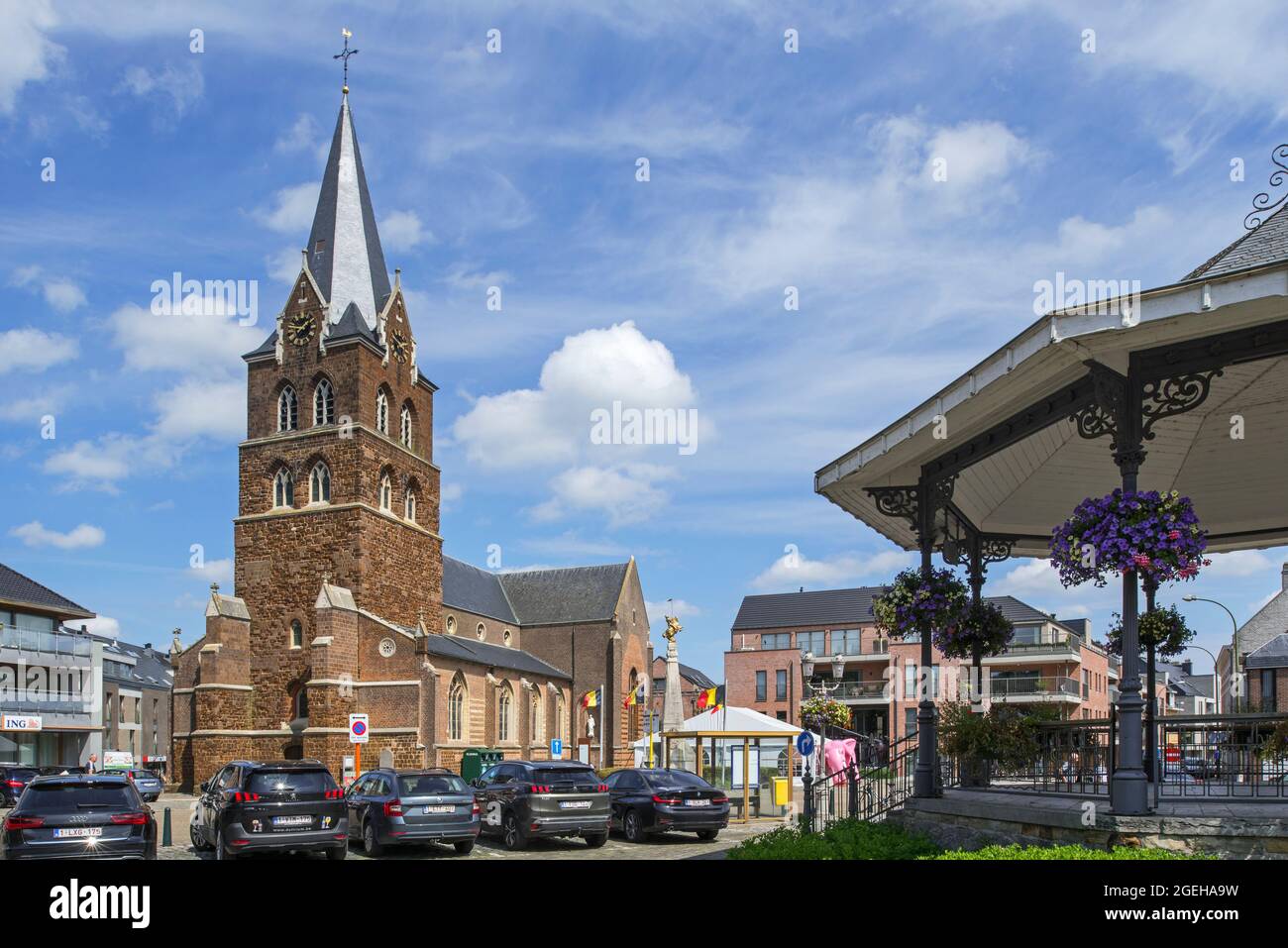 Kirche und vergoldete Reiterstatue auf dem Marktplatz erinnern an die Schlacht der Silberhelme / Schlacke der Zilveren Helmen in Halen, Limburg, Belgien Stockfoto