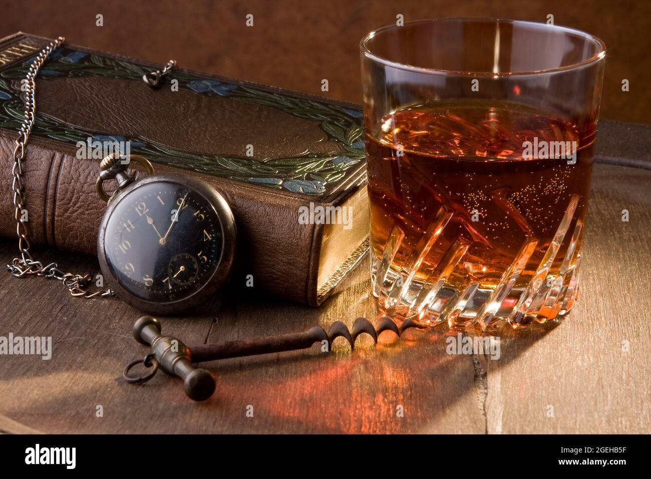 Ein gutes Buch und ein Glas Whisky Stockfoto