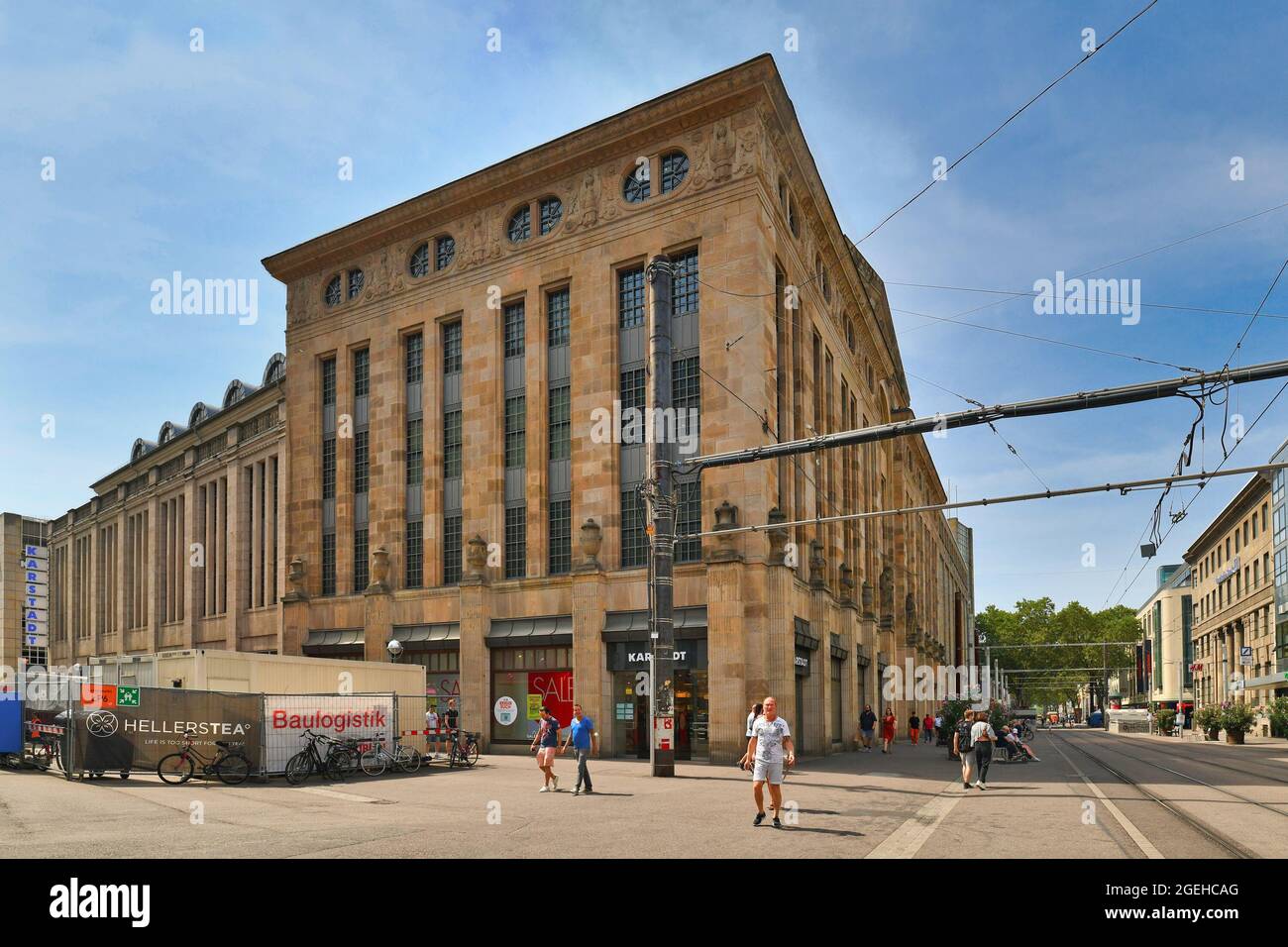 Karlsruhe, Deutschland - August 2021: Stadtstraße mit altem großen historischen Ladengebäude des Einkaufszentrums 'karstadt' im neoklassischen und Jugendstil Stockfoto