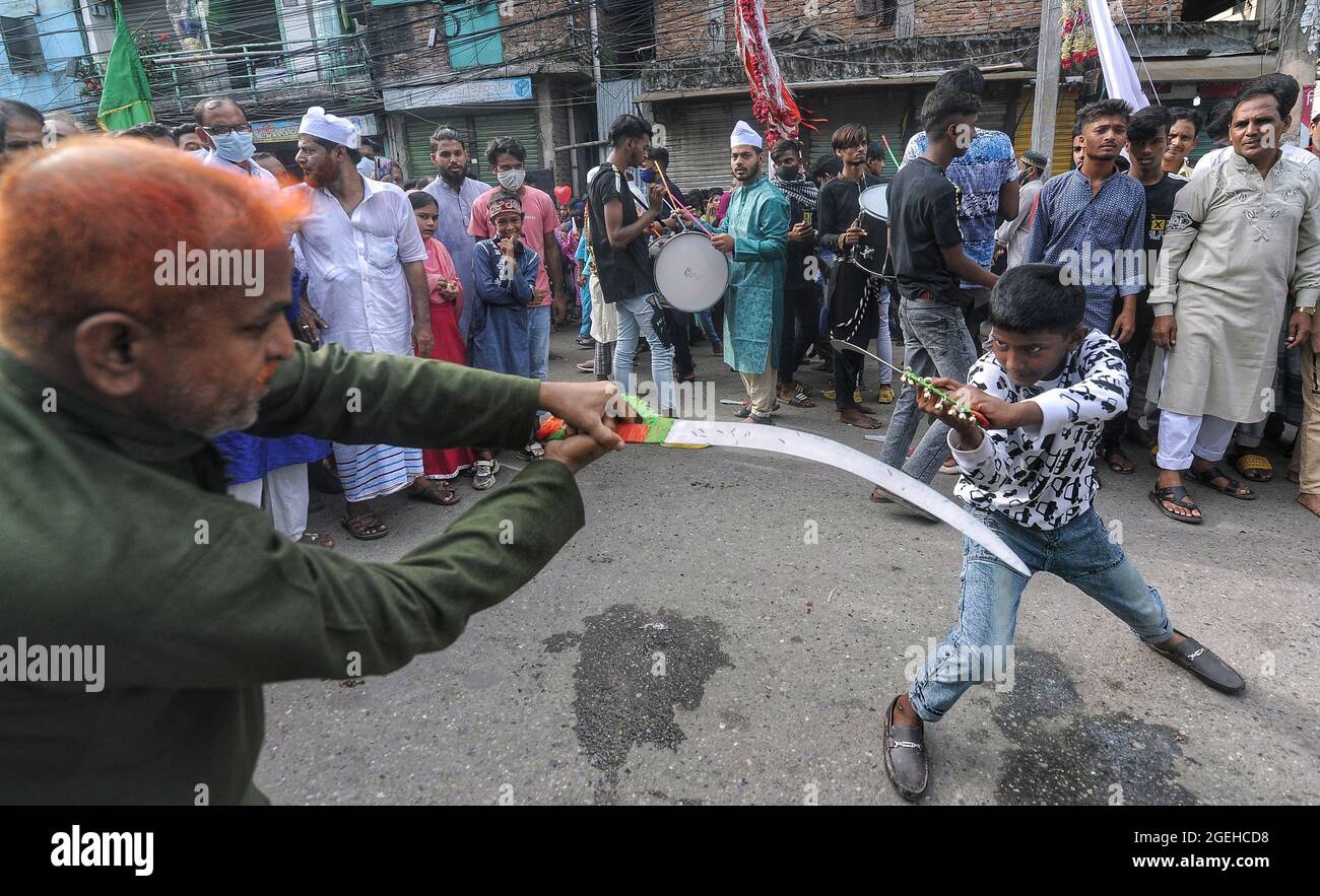 Dhaka, Bangladesch. August 2021. Muharram wird im Genfer Lager gefeiert, das das größte Flüchtlingslager von Dhaka ist und in dem 50 Tausend Bihari leben. Offiziell war die Zeit von 3 bis 6 Uhr begrenzt, sie marschierten mit Tazia und spielten Schlagzeug. (Foto von MD Saiful Amin/Pacific Press) Quelle: Pacific Press Media Production Corp./Alamy Live News Stockfoto