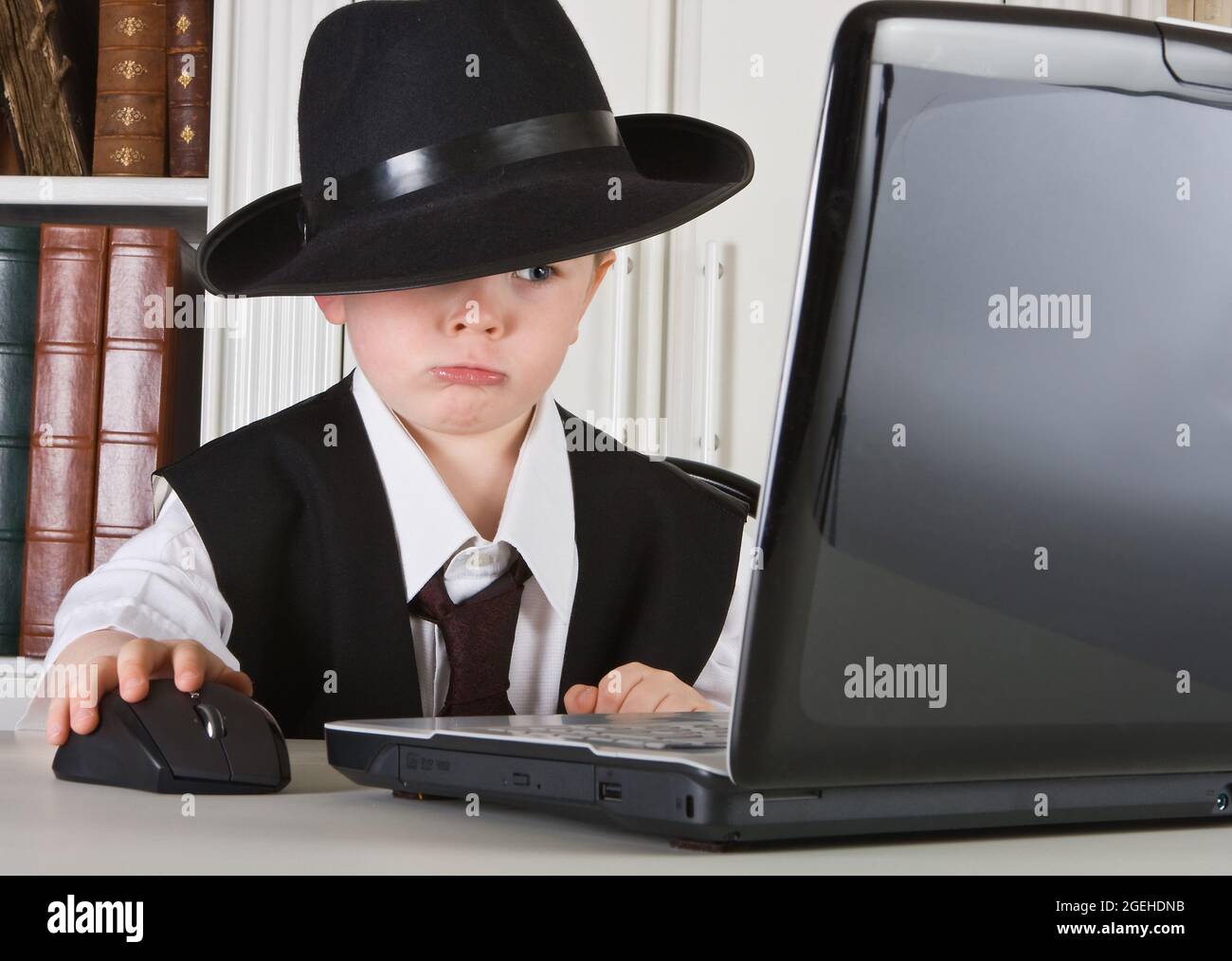 Vier Jahre Alter junge Regisseur in seinem Büro zu spielen Stockfoto