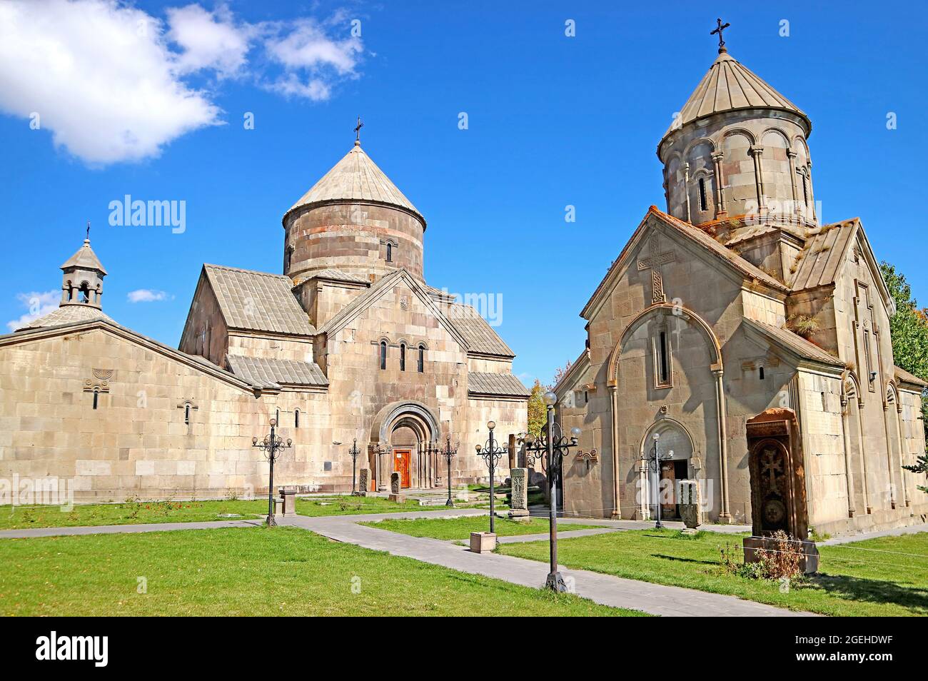 Das Kecharis-Kloster, ein mittelalterlicher Klosterkomplex, der im 11. Jahrhundert gegründet wurde, ist die Stadt Tsachkadzor, Armenien Stockfoto