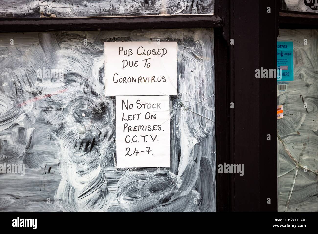Handgeschriebenes Schild, auf dem steht, dass die Kneipe wegen Coronavirus geschlossen wurde, Großbritannien 2021 Stockfoto
