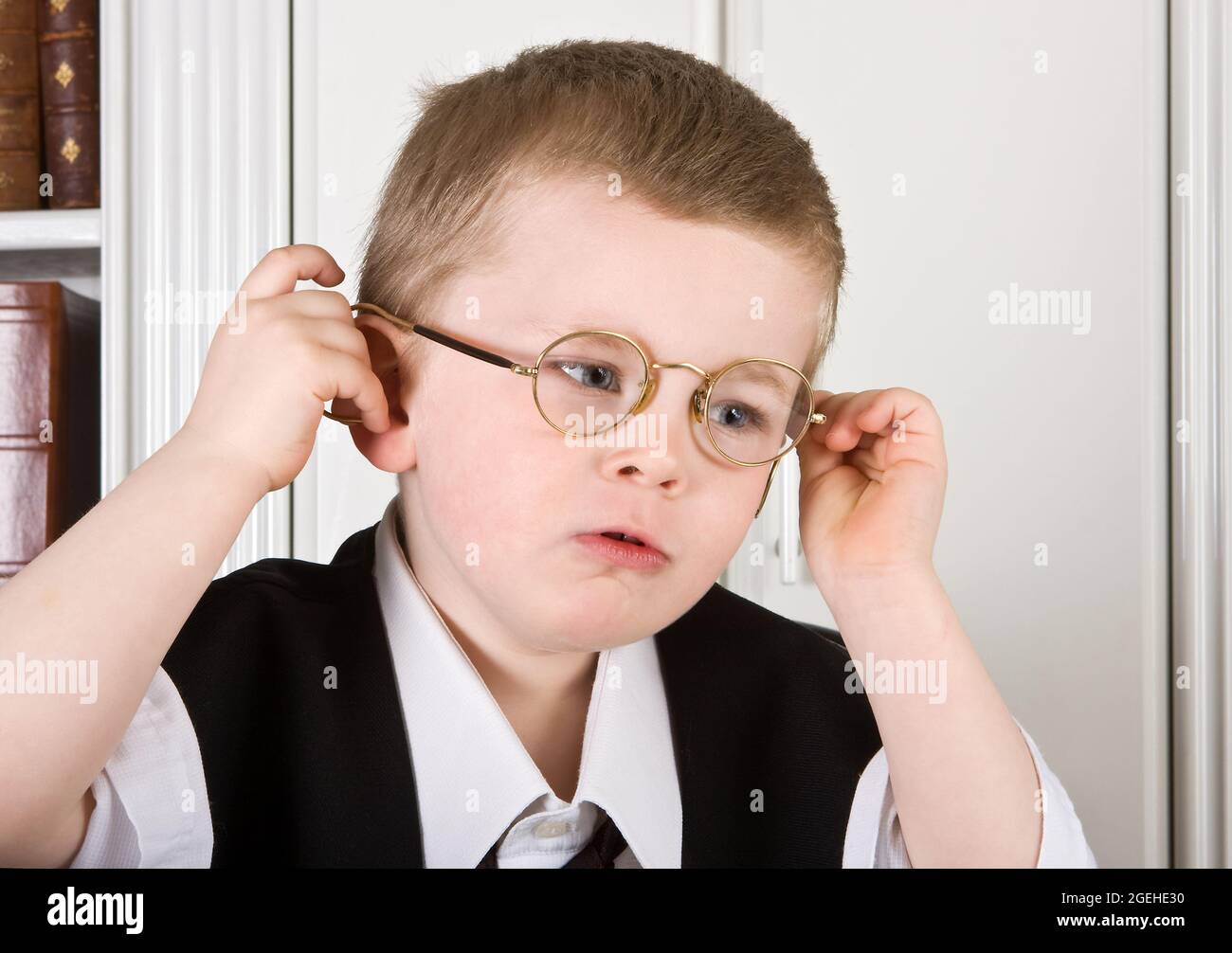 Vierjähriger Junge, der als Regisseur mit Brille gekleidet war Stockfoto