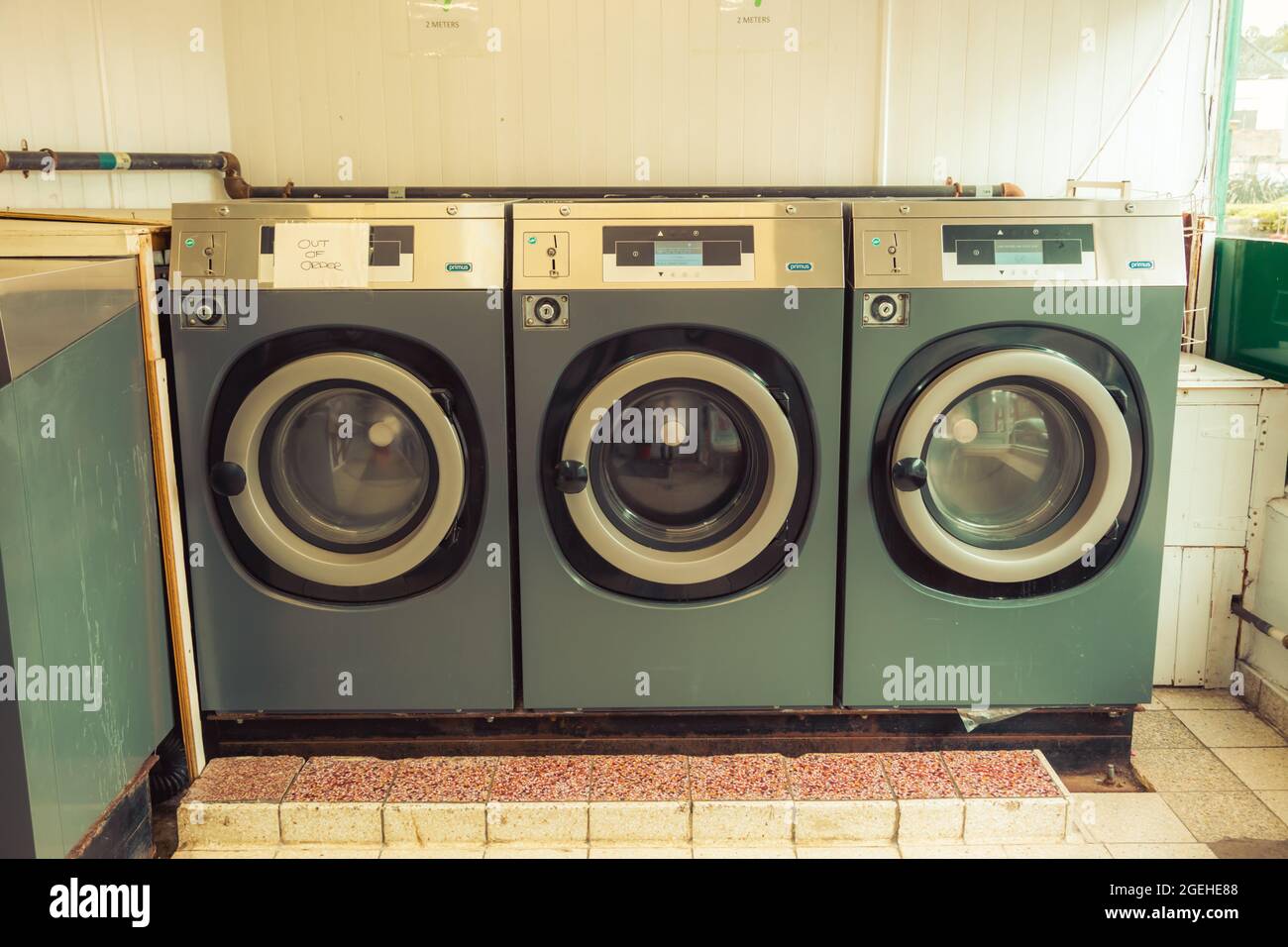 Waschküche, mit drei Waschmaschinen, UK 2021 Stockfoto