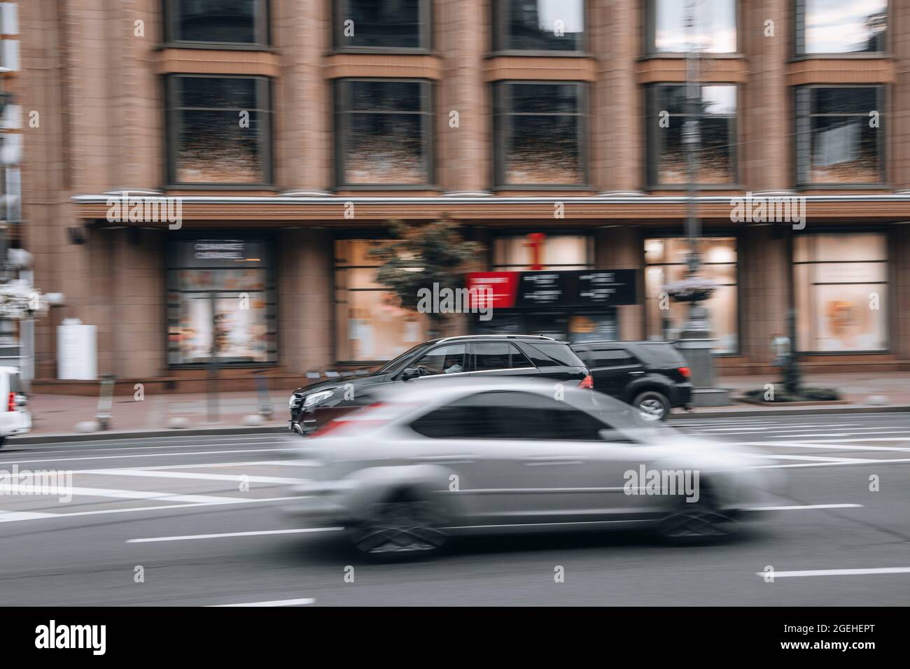 Ukraine, Kiew - 2. Juni 2021: Verschwommene Autos bewegen sich auf der Straße. Redaktionell Stockfoto