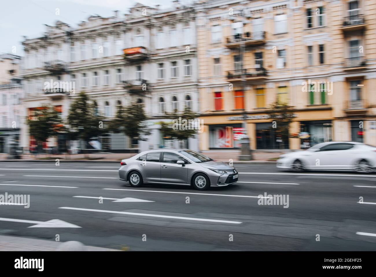 Ukraine, Kiew - 2. Juni 2021: Silbernes Toyota Corolla Auto bewegt sich auf der Straße. Redaktionell Stockfoto