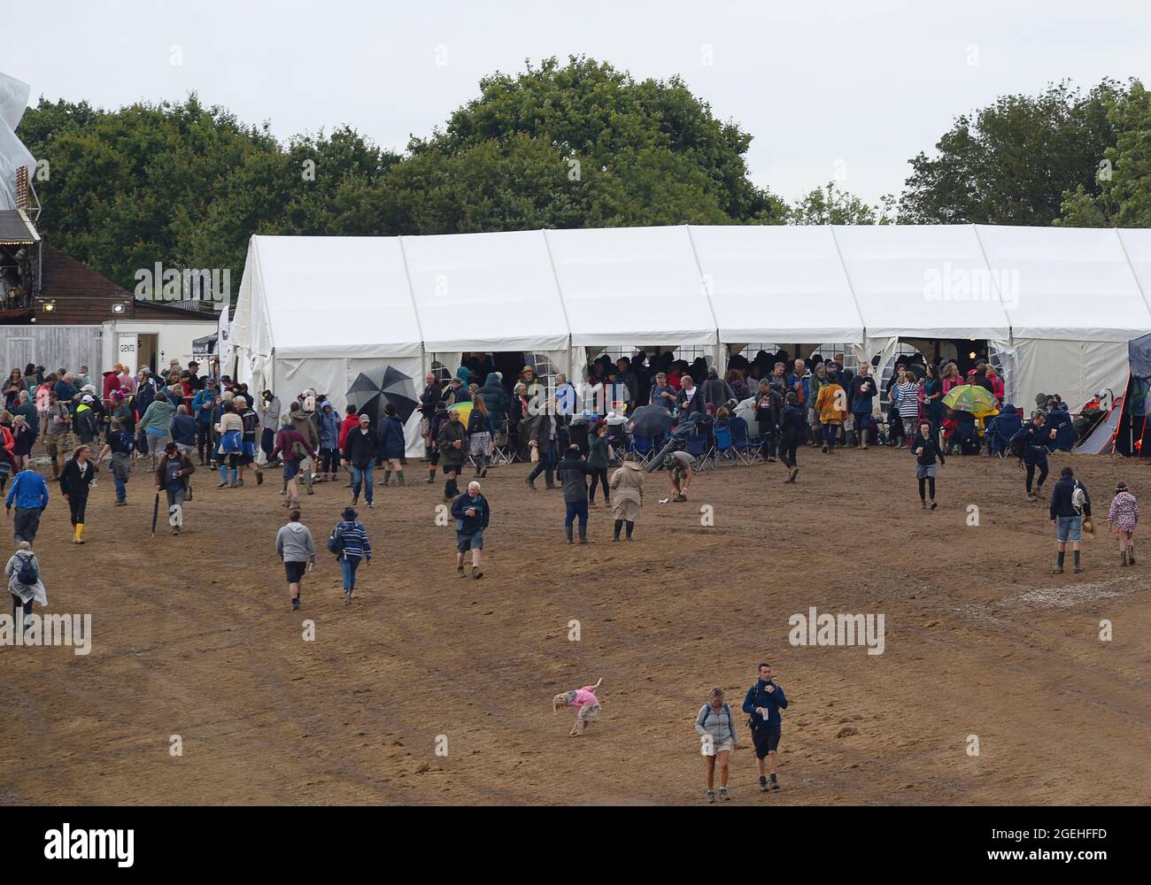 England, Hampshire, Eastleight, Wickham Festival, Boden schwer beschädigt durch Verkehr und Nachtschwärmer. Stockfoto