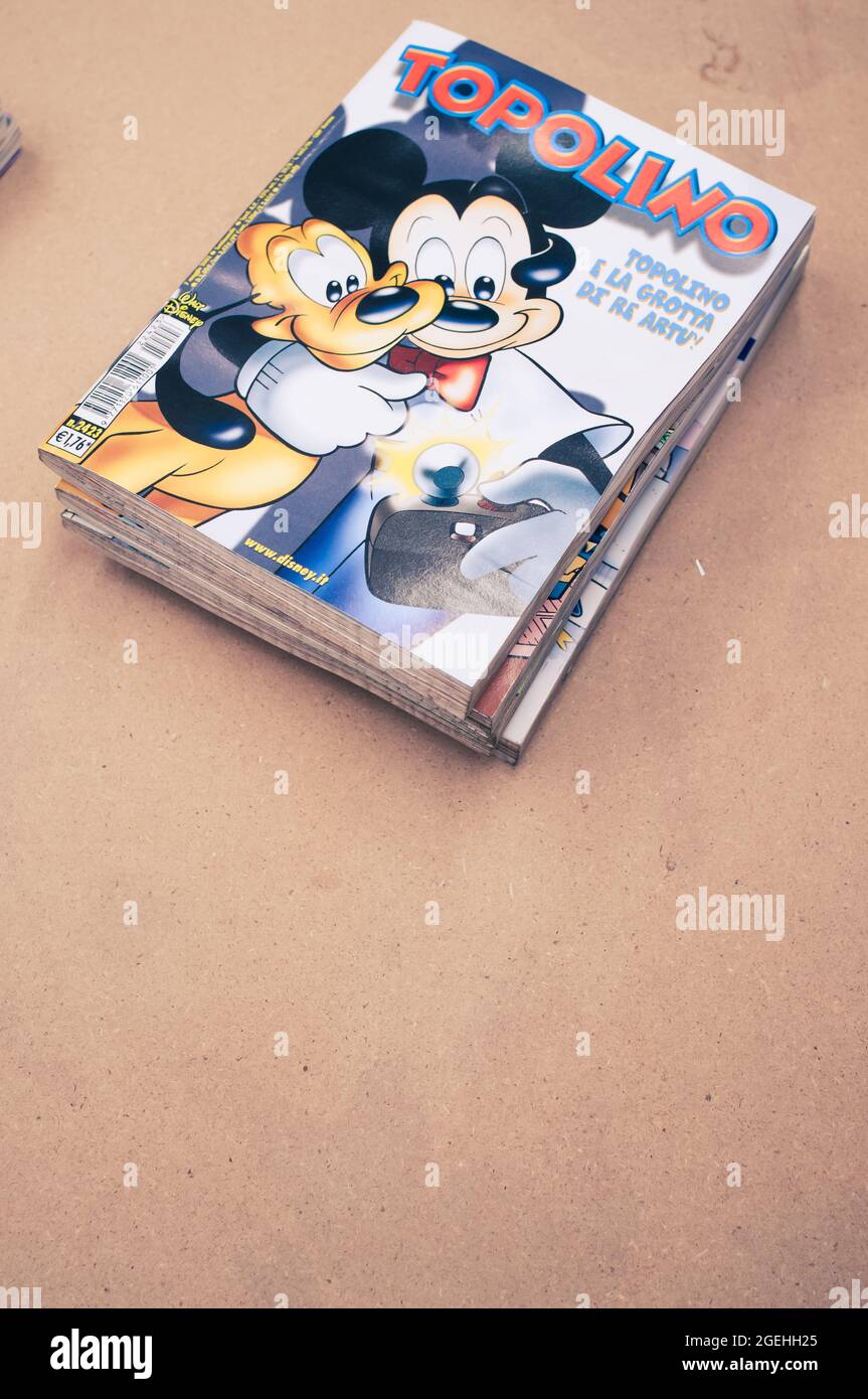 COMO, ITALIEN - 06. Aug 2021: Eine vertikale Aufnahme von alten Walt Disney Comics mit Comic-Figuren auf dem Cover, italienische Ausgabe mit freiem Platz für te Stockfoto