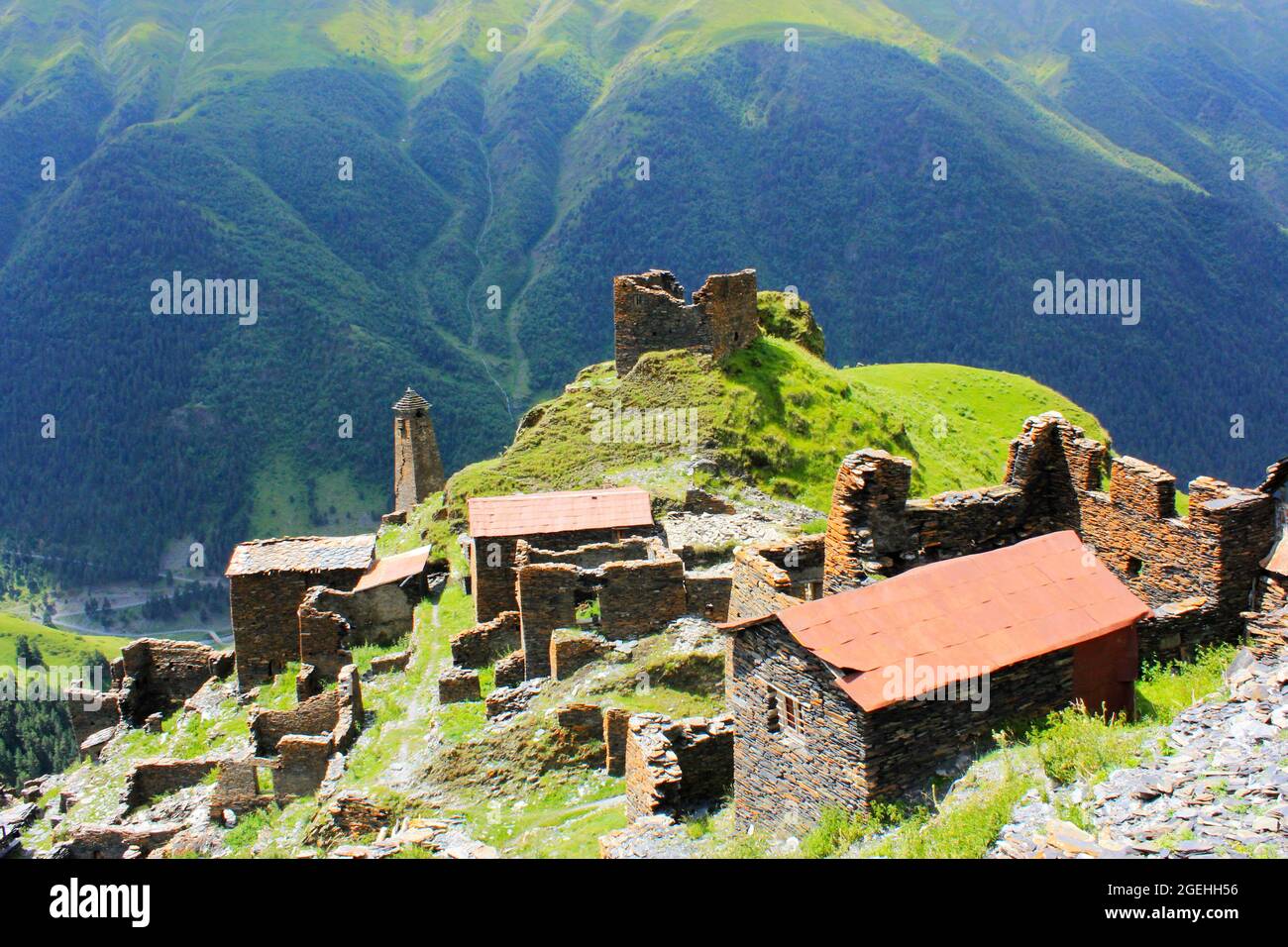 Szenische Ansicht der alten Stein- und Felsarchitekturen in Tusheti, Georgia Stockfoto