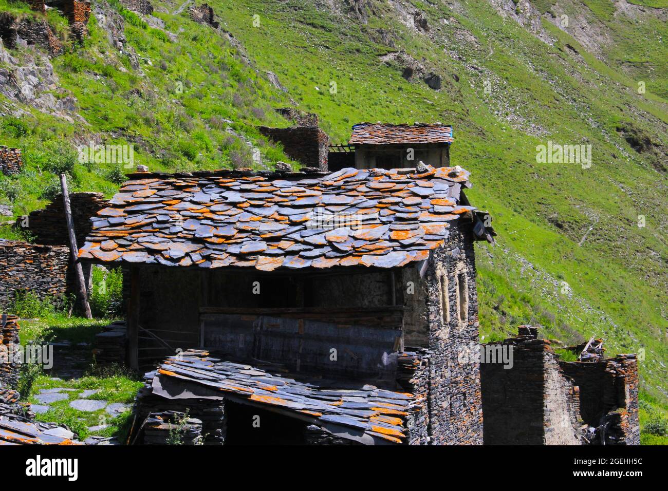 Malerische Aussicht auf alte Stein- und Felsarchitektur in Tusheti, Georgia Stockfoto