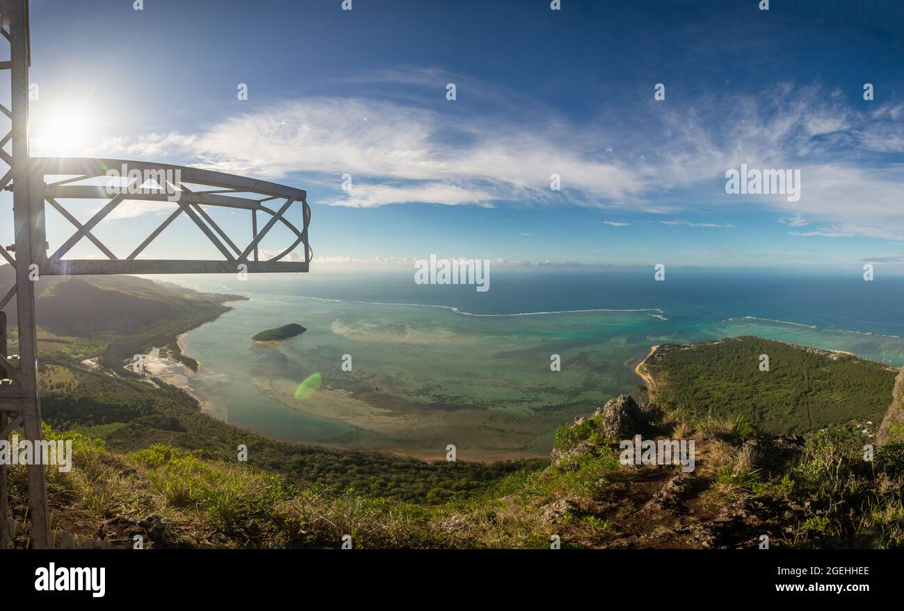 Mauritius - Urlaubsparadies Blick von seinem beliebten Berg Le Morne Brabant, Blick auf das Meer. Stockfoto