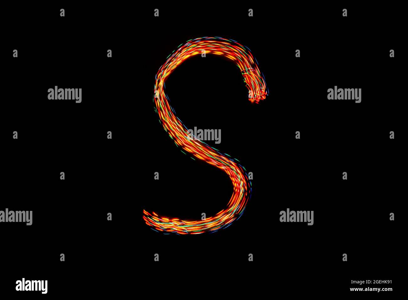 Buchstabe S. Licht Malerei Alphabet. Langzeitbelichtung. Zeichnungsbuchstabe S mit bunten Lichtern auf schwarzem Hintergrund. Stockfoto