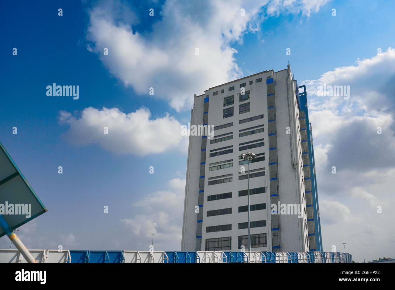 Howrah, Westbengalen, Indien - 23. Mai 2020 : Nabanna, Gebäude in Howrah, beherbergt das Staatssekretariat von Westbengalen mit blauem bewölktem Himmel. Büro von t Stockfoto