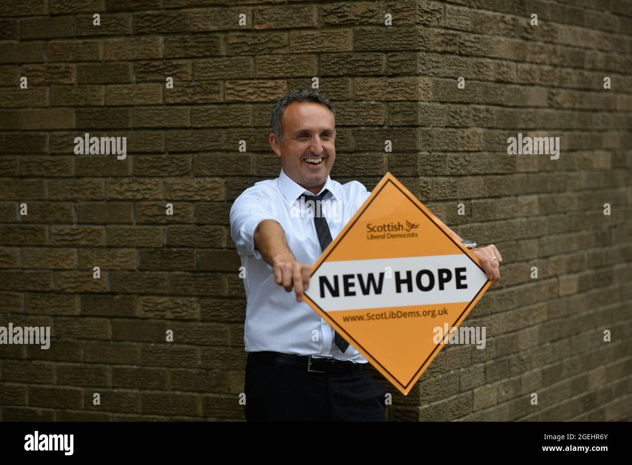 Edinburgh Schottland, Großbritannien August 20 2021. Alex Cole-Hamilton vor dem Corstorphine Astoria Center, wo der neue Vorsitzende der schottischen Liberaldemokraten seine erste Rede als Anführer hielt. Credit alamy Live News Credit: SST/Alamy Live News Stockfoto