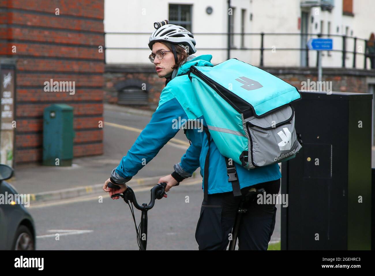 Ein Deliveroo Takeaway-Fahrradfahrer mit einer Thermotasche für die Lebensmittelzustellung in Bristol. Stockfoto