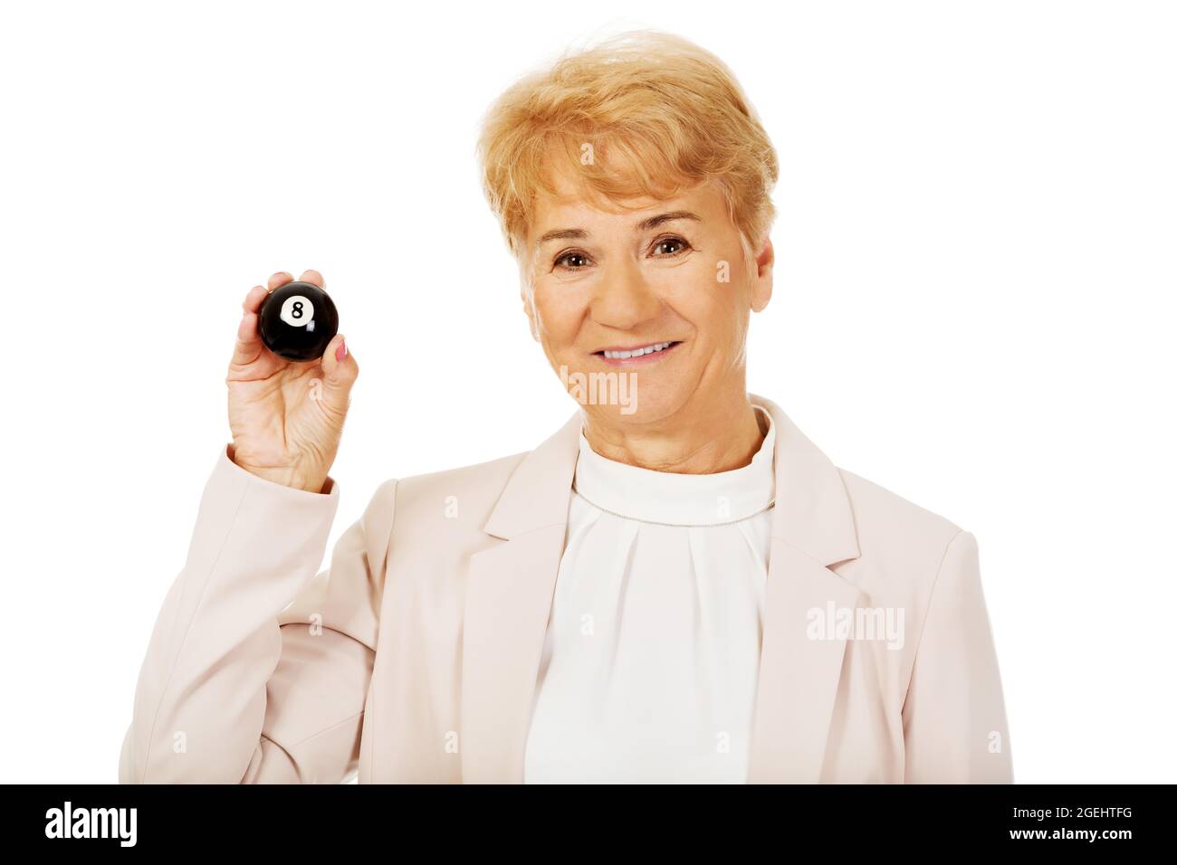 Ältere kaukasische Frau, die den Billardball hält 8 Stockfoto
