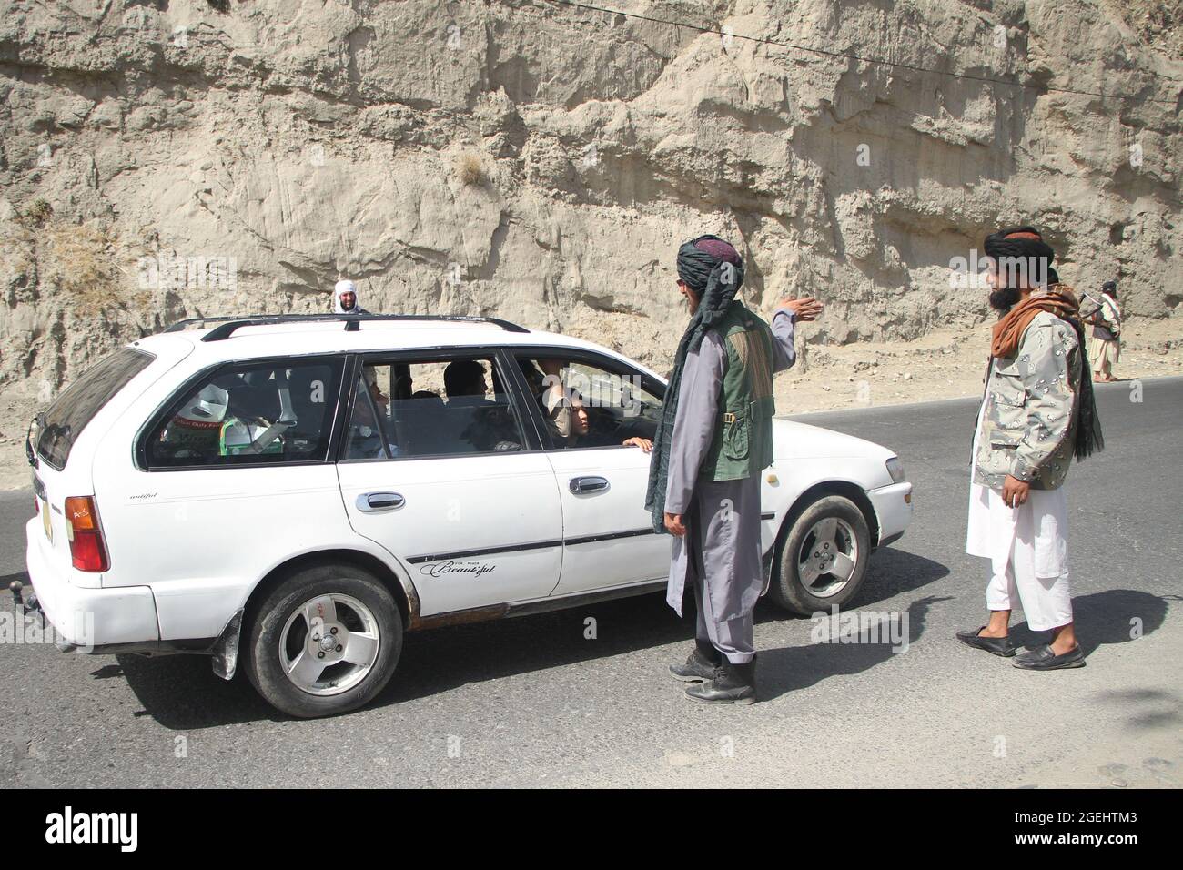 Kabul, Afghanistan. August 2021. Afghanische Taliban-Mitglieder werden an einem Sicherheitskontrollpunkt in Kabul, Afghanistan, gesehen, 20. August 2021. Quelle: Saifurahman Safi/Xinhua/Alamy Live News Stockfoto