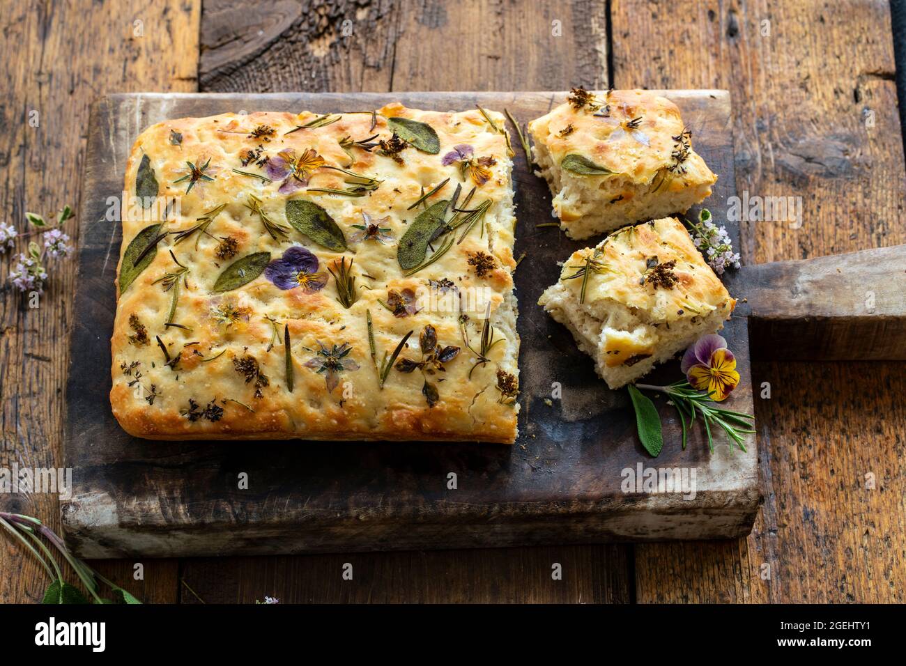 Frisch gebackene Foccacia mit Kräutern und Blumen Stockfoto
