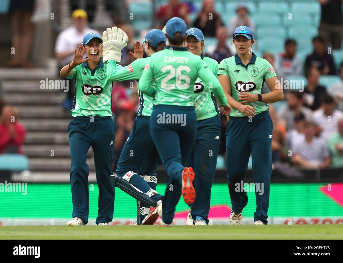 Tash Farrant von oval Invincibles (links) feiert das Dickicht der Erin Burns von Birmingham Phoenix (nicht abgebildet) während des Spiels der Hundert Eliminator-Frauen im Kia Oval, London. Bilddatum: Freitag, 20. August 2021. Stockfoto