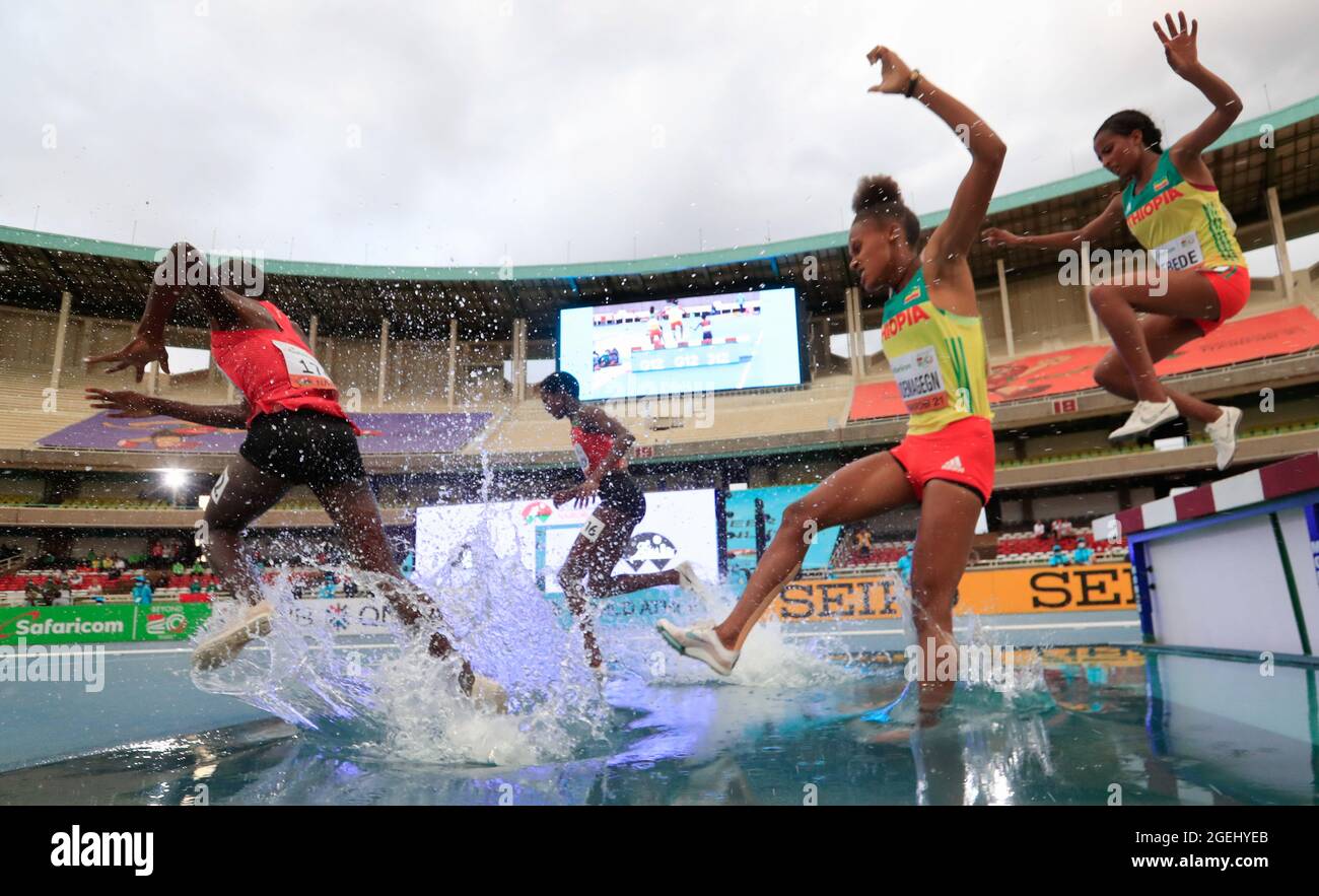 Leichtathletik - Leichtathletik-U20-Weltmeisterschaften 2021 - Kasarani Stadium, Nairobi, Kenia - 20. August 2021 - Athleten kämpfen im 3000m-Hindernislauf-Finale der Frauen. REUTERS/Thomas Mukoya Stockfoto