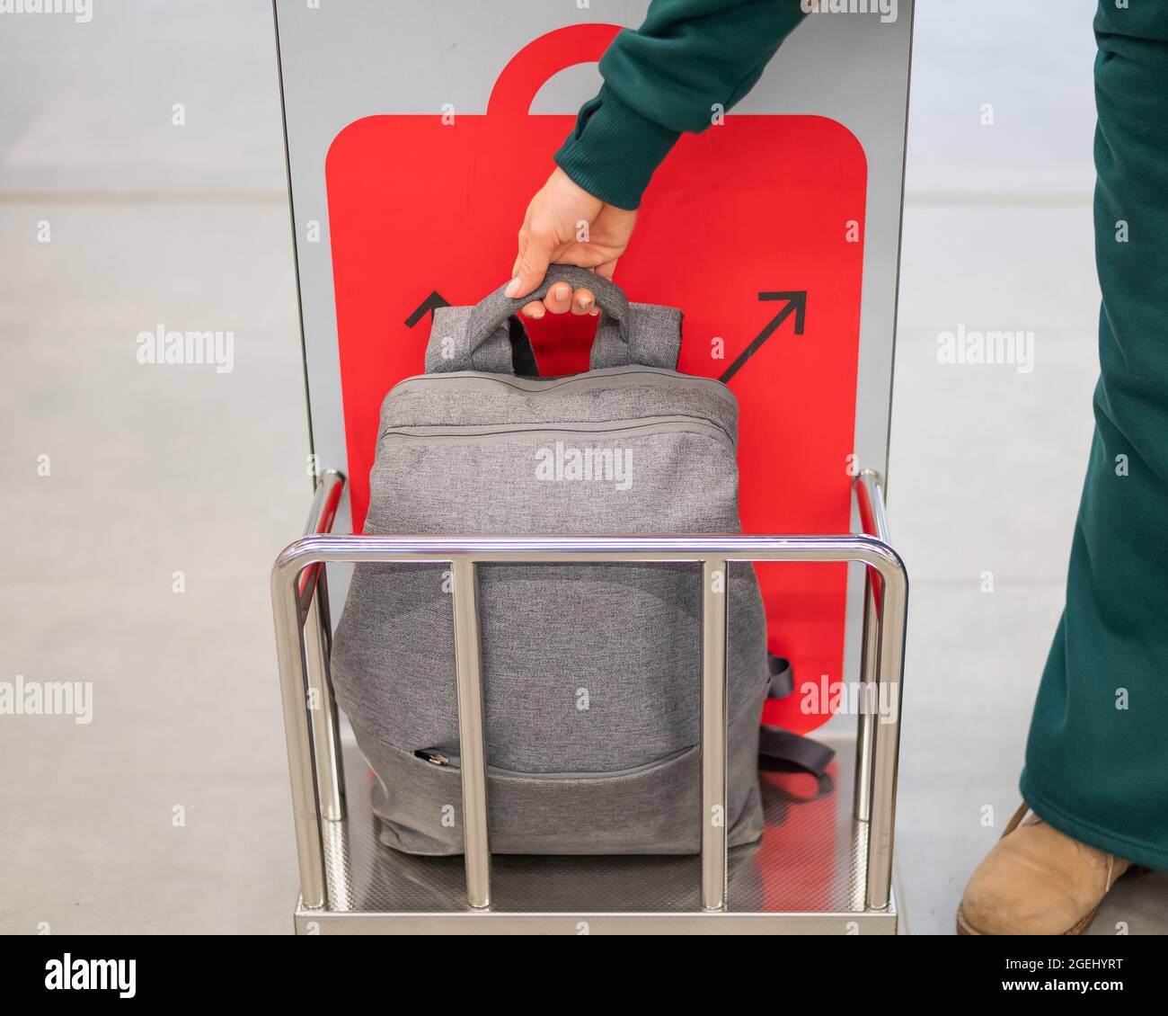 Frau überprüft den Metallkäfig des Rucksacks und kontrolliert das  Handgepäck am Flughafen Stockfotografie - Alamy