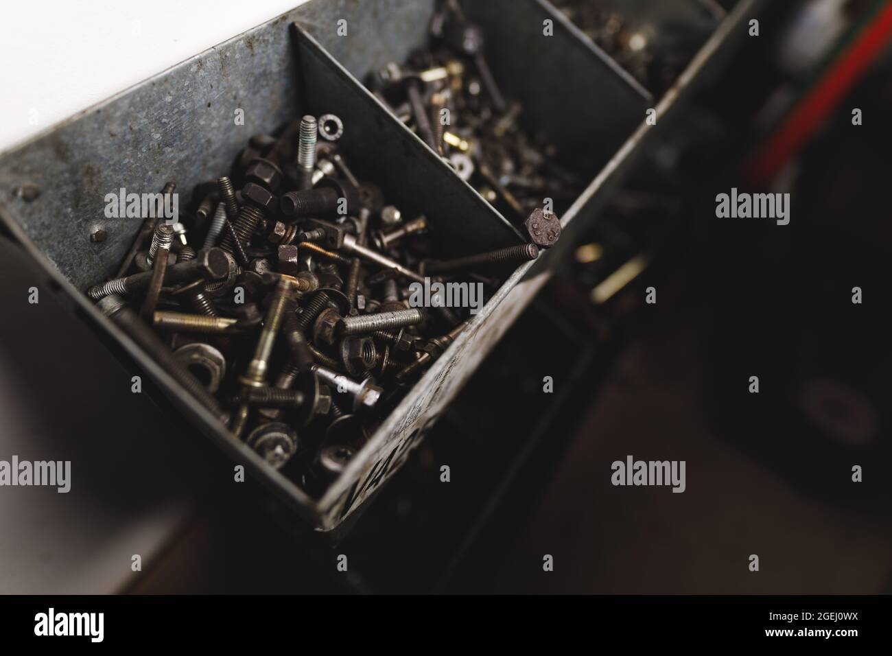 Nahaufnahme der Behälter mit Schrauben und Muttern Stockfoto