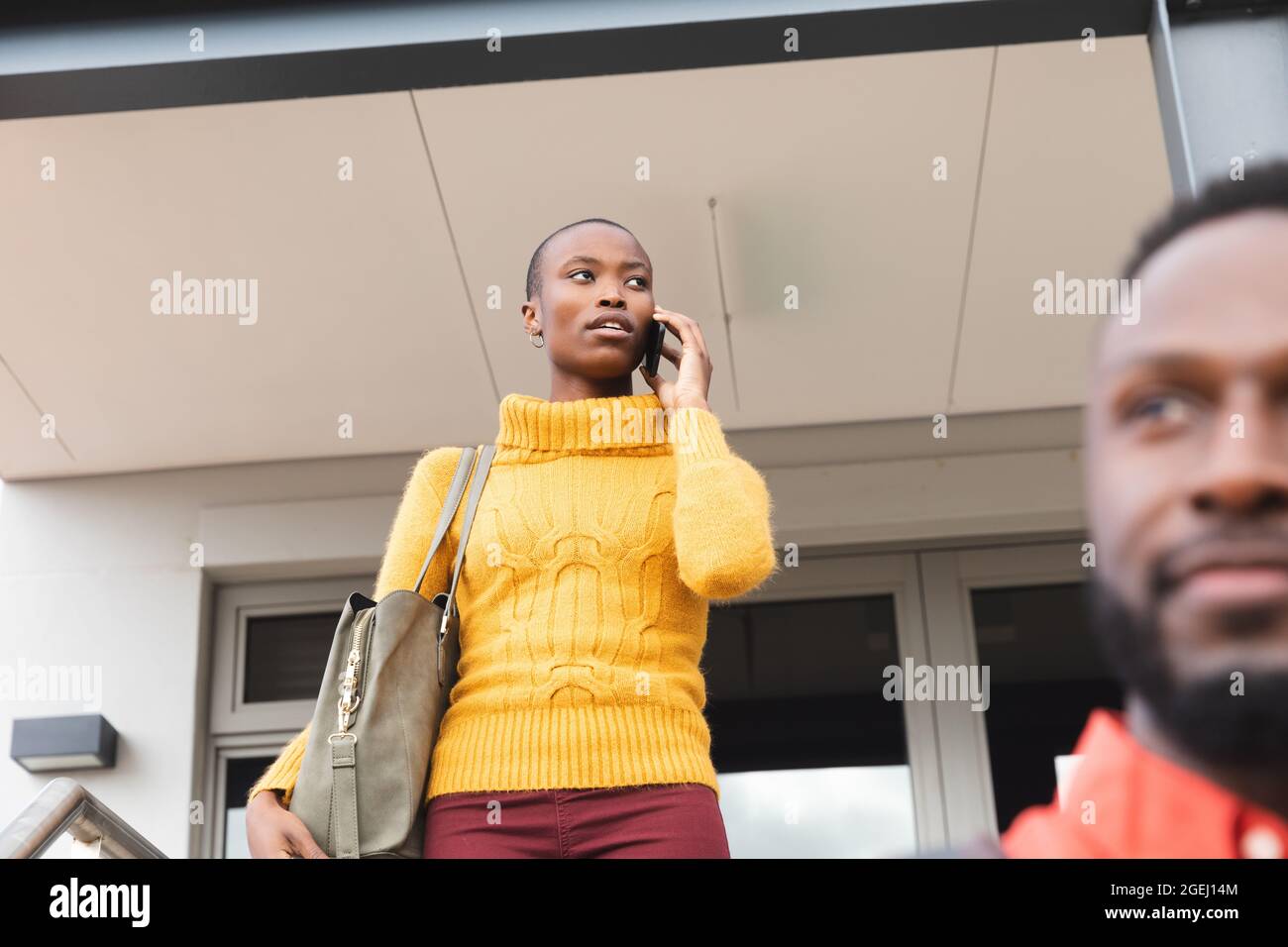 Ernsthafte afroamerikanische kreative Kollegen, die nach unten gehen Stockfoto