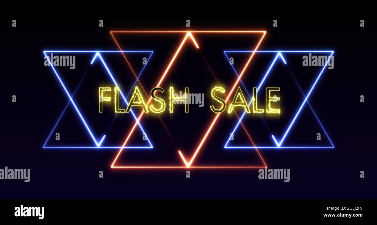 Bild von Flash-Verkaufstext in leuchtend gelben Buchstaben über Neon-Dreiecken Stockfoto