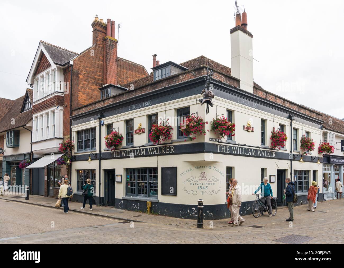 Die Leute kommen am William Walker Pub und Restaurant in Winchester, Hampshire, England, vorbei Stockfoto