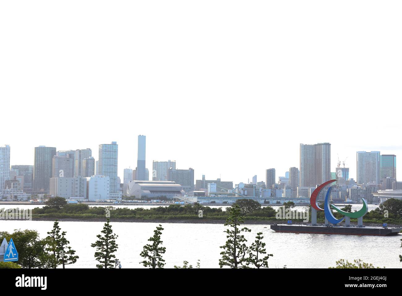 Tokio, Japan. August 2021. Emblem des Symbols der Paralympischen Spiele von Tokio 2020 „drei Agitos“. Ankunft und Installation in Daiba, Tokio, abgeschlossen. Drei Tage vor der Eröffnung der Tokio-Paralympics am 20. August 2021 in Tokio, Japan. (Foto von Kazuki Oishi/Sipa USA) Quelle: SIPA USA/Alamy Live News Stockfoto