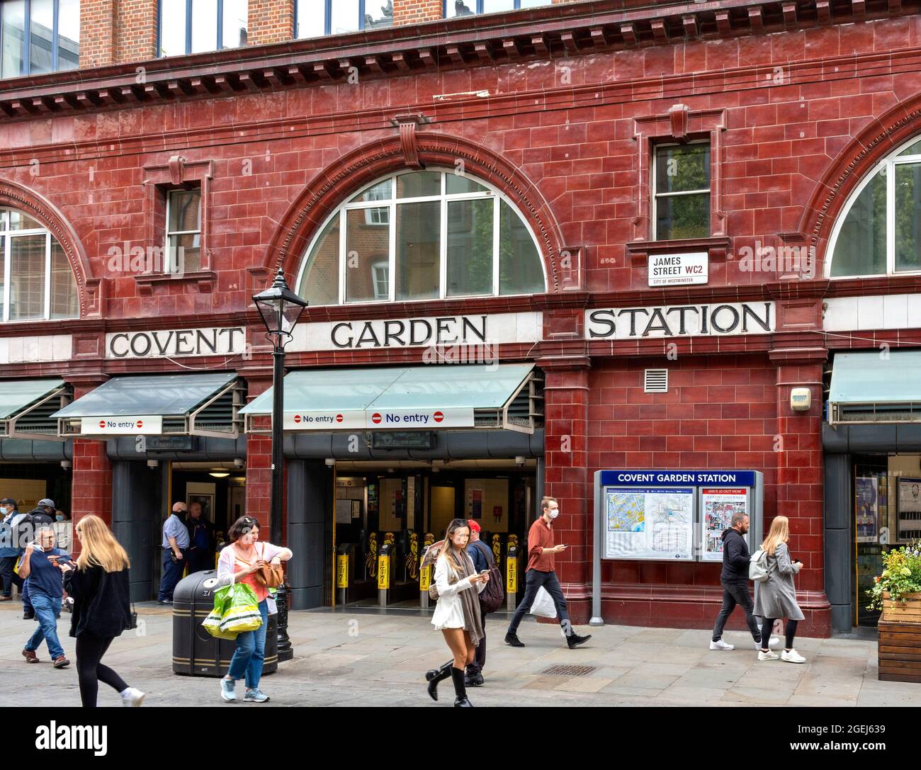 U-BAHN-STATION LONDON COVENT GARDEN IN DER JAMES STREET Stockfoto