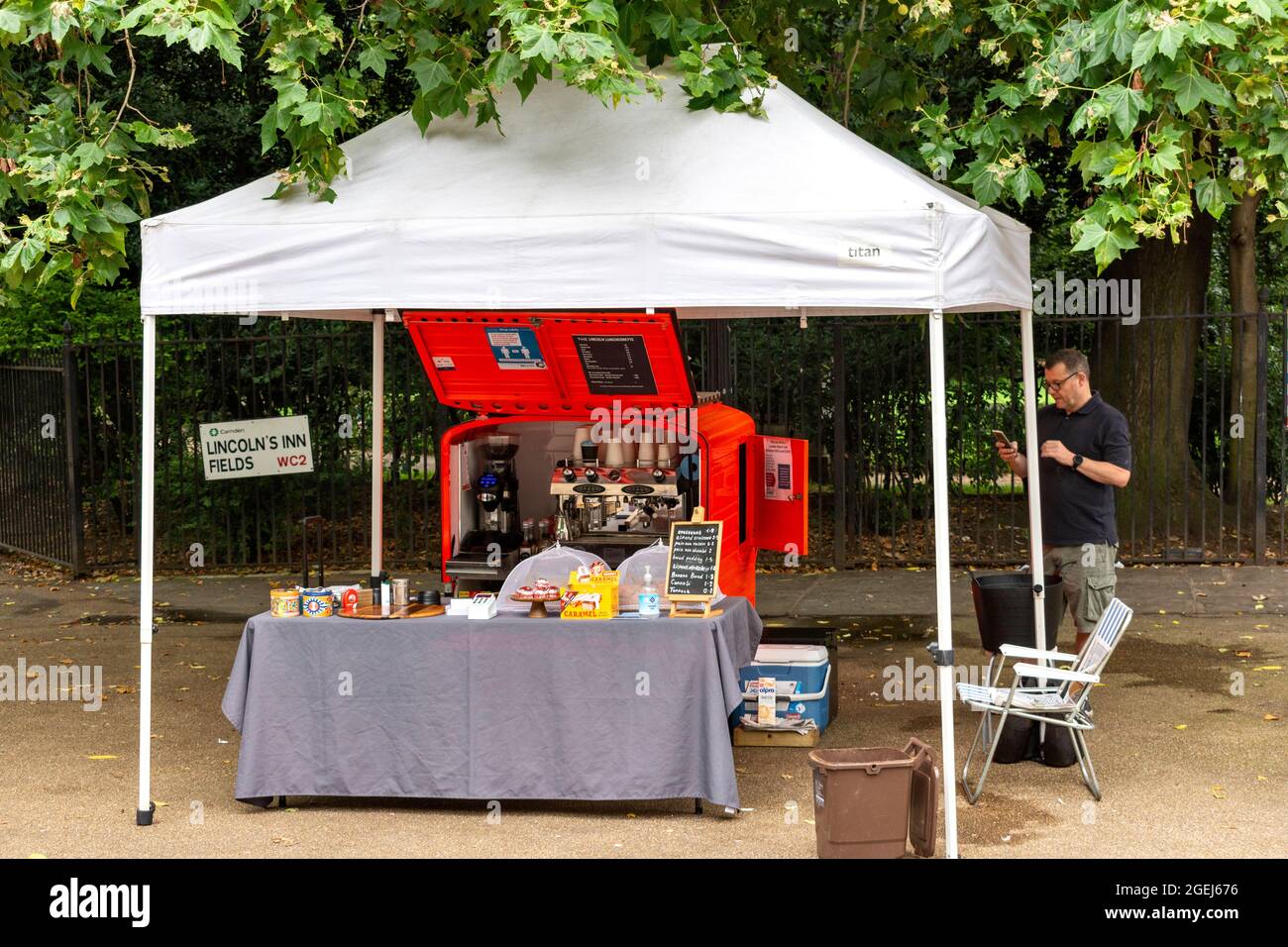 DAS LONDON LINCOLN'S INN BIETET EIN ORANGEFARBENES MOBILES CAFÉ FÜR KAFFEE UND KUCHEN Stockfoto