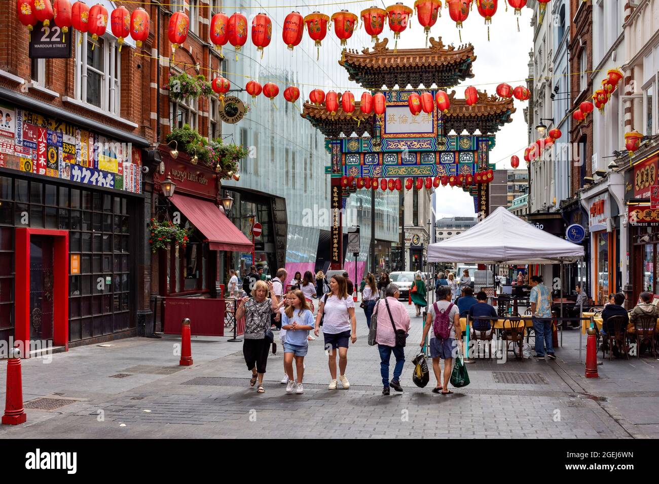 LONDON WARDOUR STREET CHINATOWN DIE PRUNKVOLLEN GATEWAY-RESTAURANTS UND BESUCHER Stockfoto