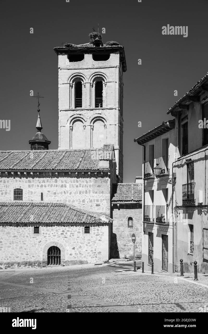 Alte Straße und Santos Justo und Pastor Kirche in Segovia, Spanien. Schwarzweiß-Fotografie Stockfoto