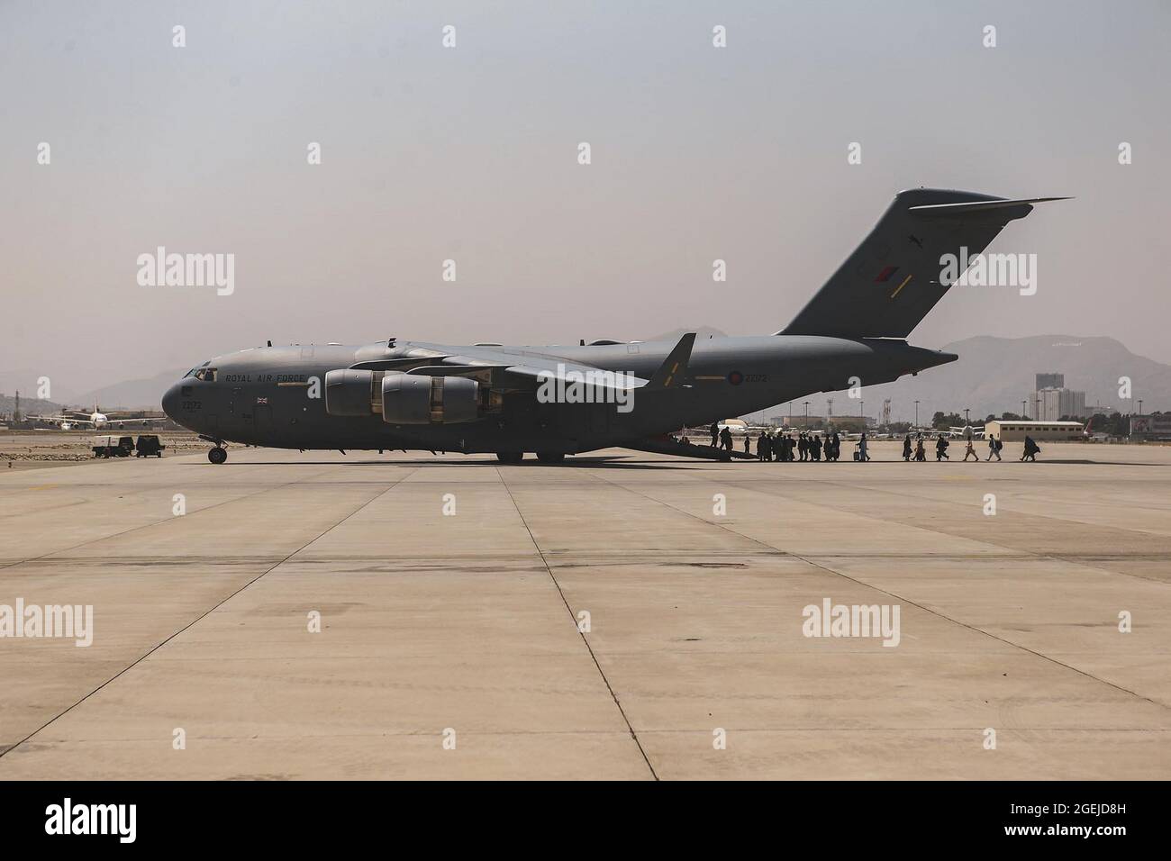 Kabul, Afghanistan. August 2021. Evakuierte Personen werden während einer Evakuierung am Hamid Karzai International Airport in Kabul, Afghanistan, am 20. August 2021 in eine Boeing C-17 Globemaster III geladen. US-Dienstmitglieder und Koalitionspartner unterstützen das Außenministerium bei einer nicht-kämpferischen Evakuierungsoperation (NEO) in Afghanistan. Foto von Sgt. Isaiah Campbell/USMC/UPI Credit: UPI/Alamy Live News Stockfoto