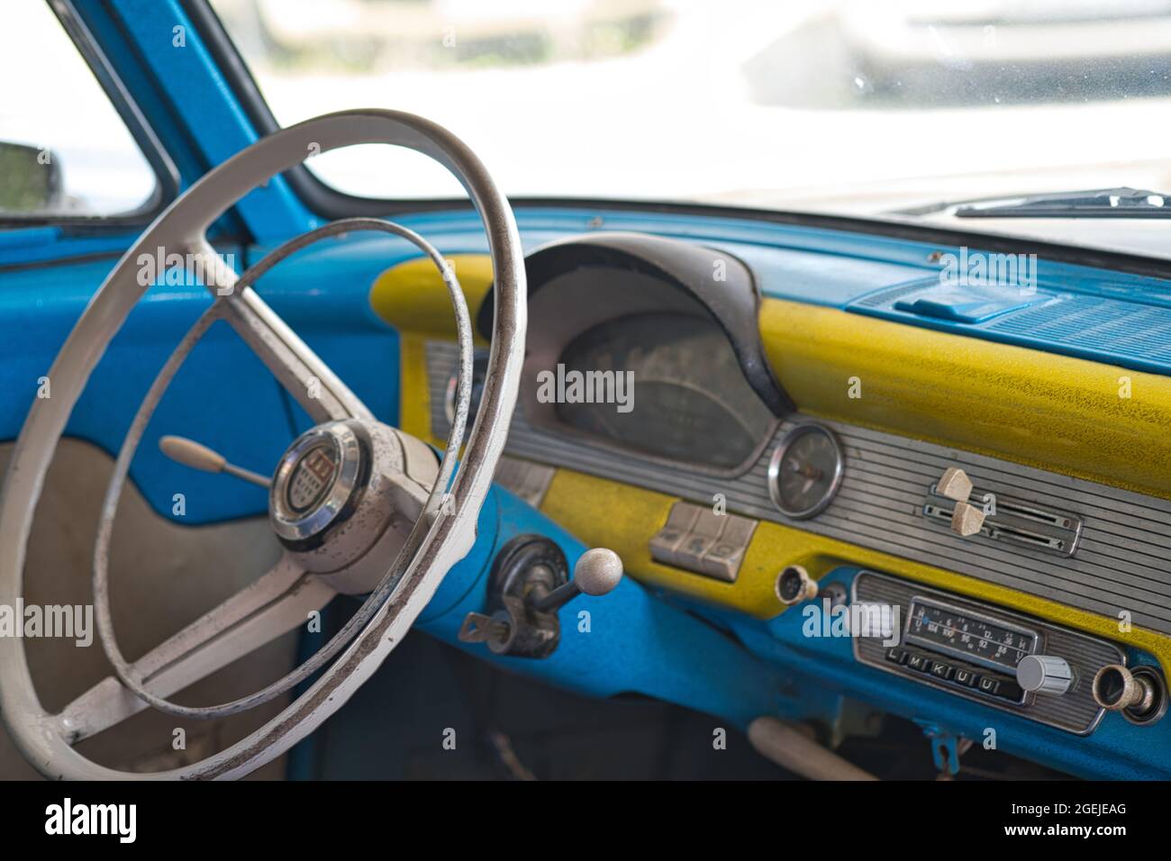 KÖLN, DEUTSCHLAND - 25. Jul 2021: Interieur eines Vintage-Ford Taunus in Gelb und Blau, hergestellt in den 60er Jahren Stockfoto