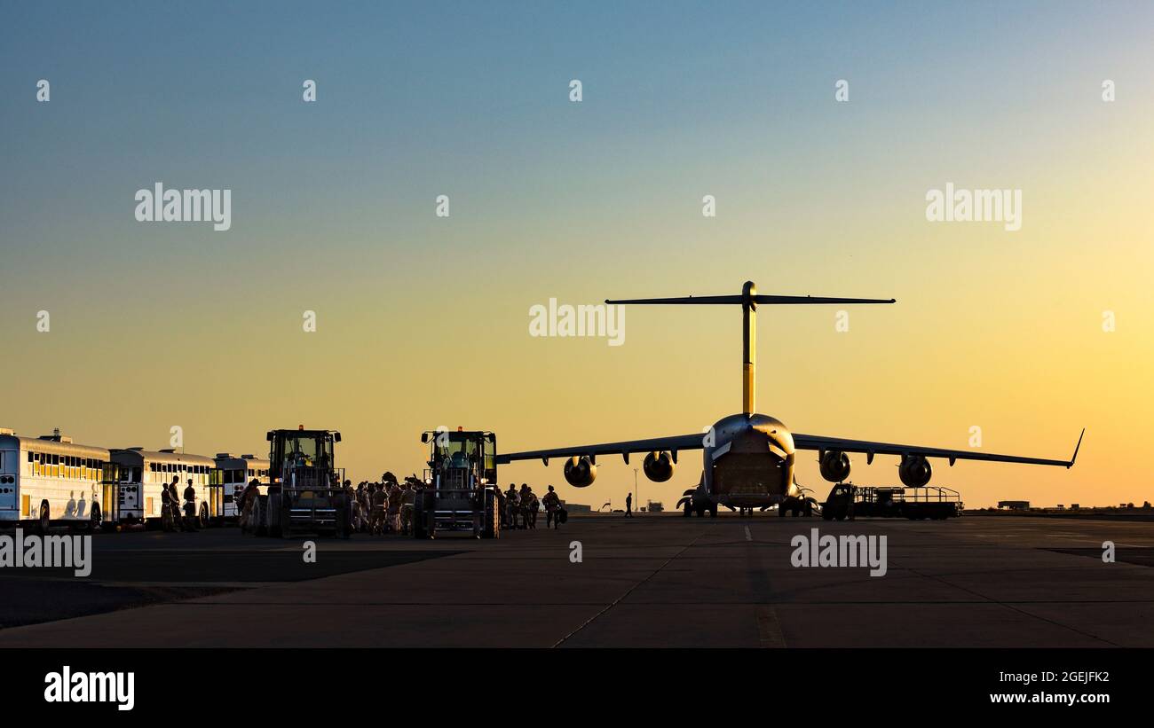 Ein US-amerikanischer C-17 Globemaster vom Luftwaffenstützpunkt McGuire transportiert am 18. August 2021 US-Marineinfanteristen vom Luftwaffenstützpunkt Ali Al Salem in Kuwait nach Afghanistan. (USA Foto der Luftwaffe von Staff Sgt. Ryan Brooks) Stockfoto