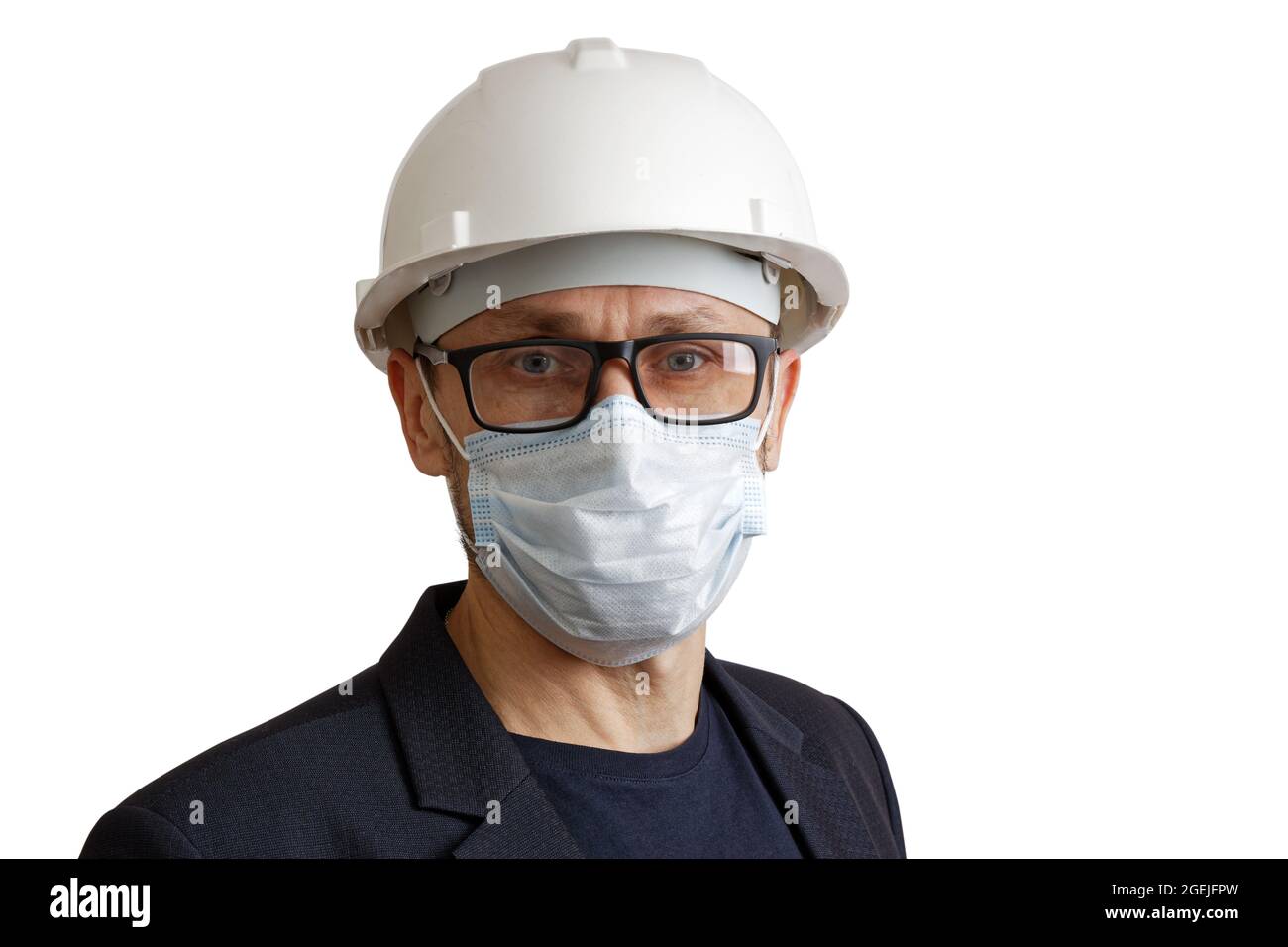 Porträt eines Mannes im Anzug, eines weißen Bauhelms und einer medizinischen Maske, isoliert auf Weiß. Stockfoto