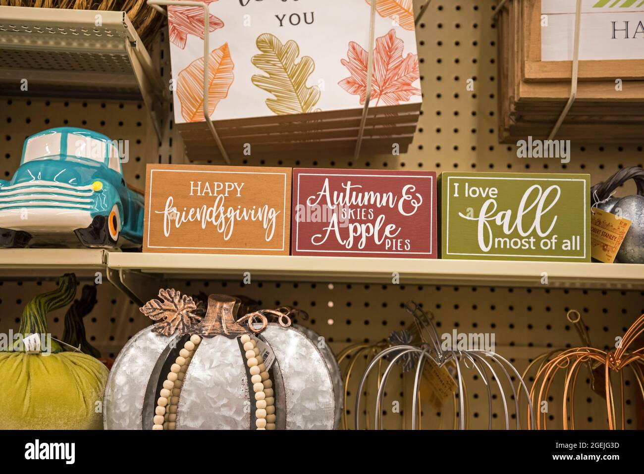 Herbst- und Thanksgiving-Dekorationen zum Verkauf in einem lokalen Kaufhaus in North Florida. Stockfoto