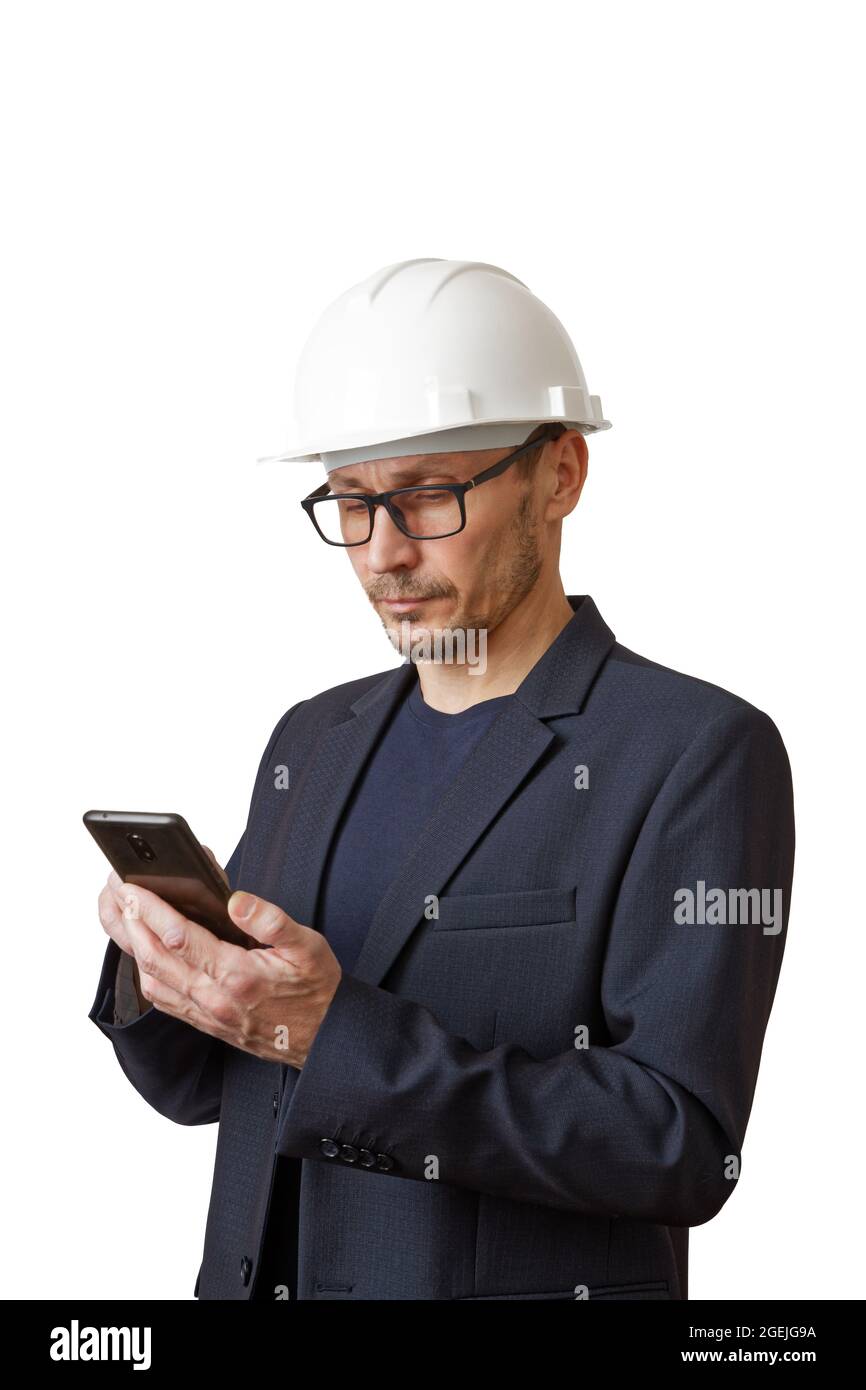 Ingenieur in einem weißen Bauhelm mit Smartphone in der Hand. Isoliert auf Weiß. Stockfoto